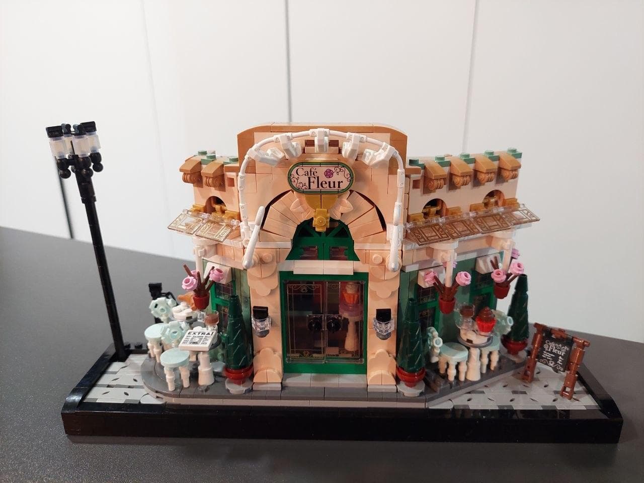 LEGO 10362 French Café