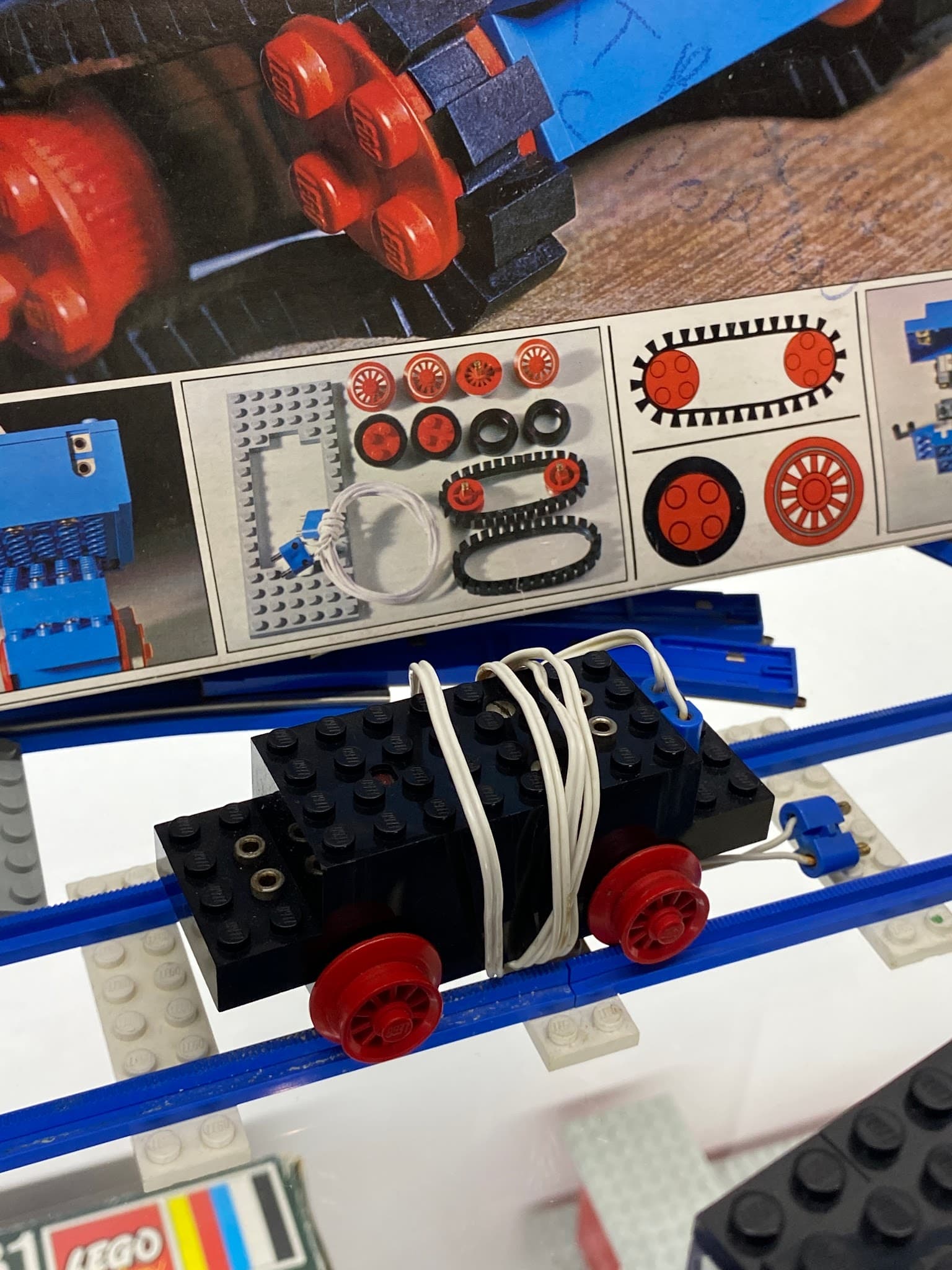 LEGO 103 4.5V Motor Set with Rubber Tracks