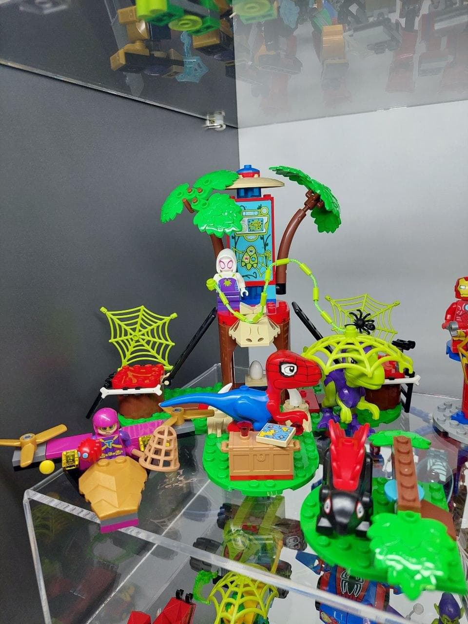 LEGO 11200 Spidey and Gobby's Raptor Battle at Tree House HQ