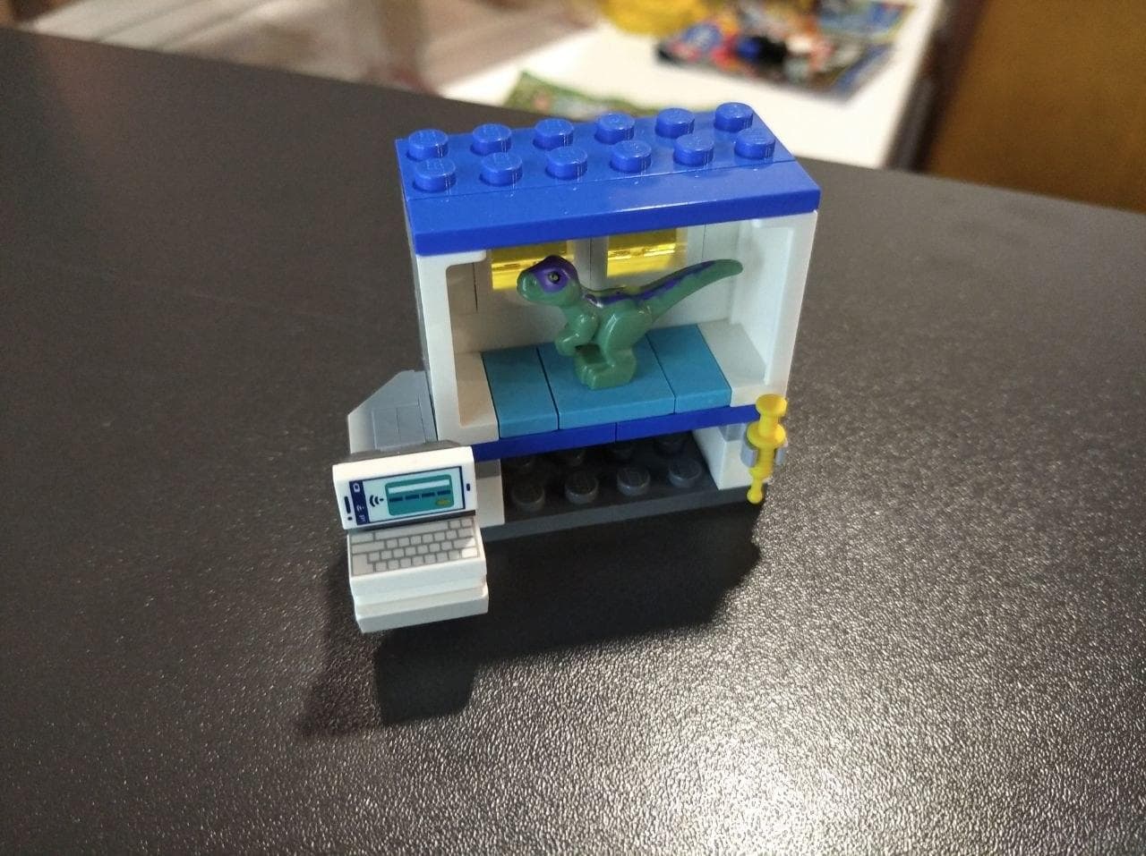 LEGO 122404 Raptor and Laboratory