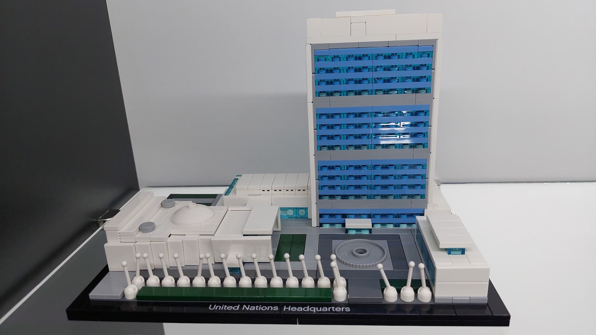 LEGO 21018 United Nations Headquarters