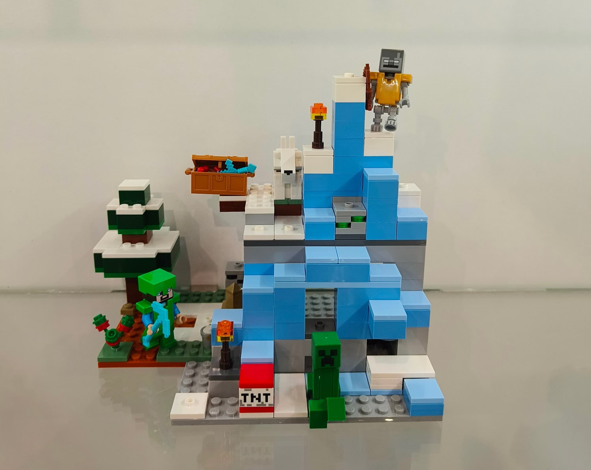 LEGO 21243 The Frozen Peaks