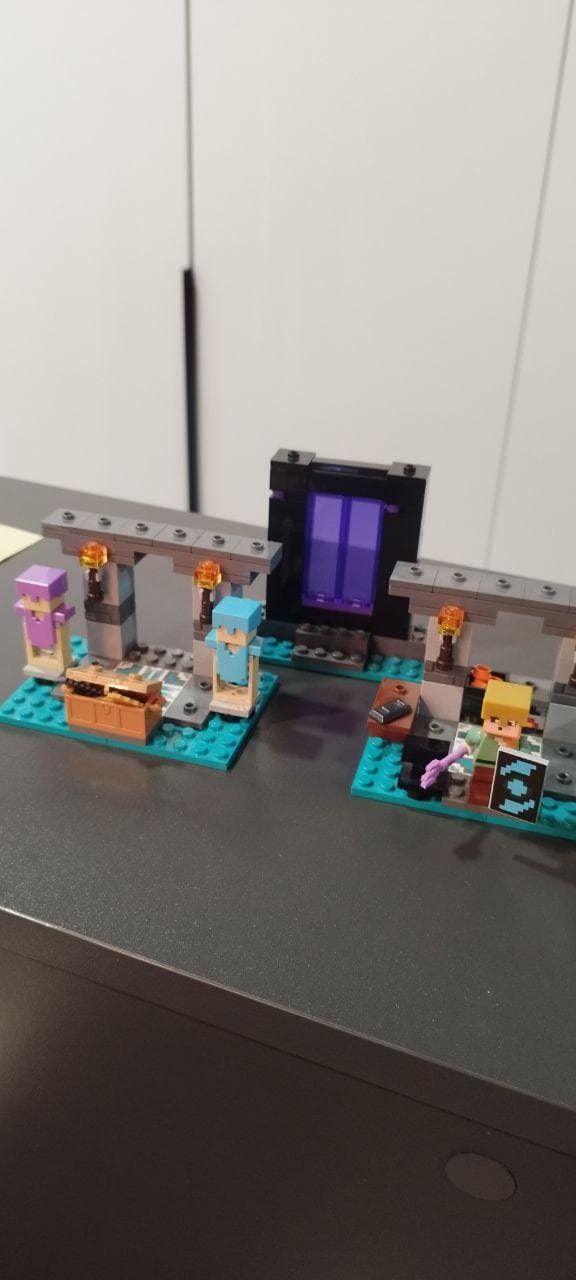 LEGO 21252 The Armory