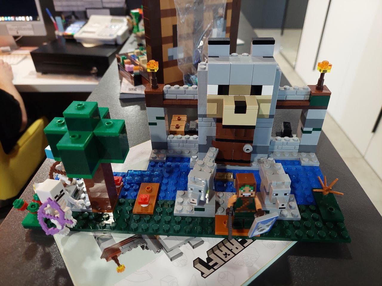 LEGO 21261 The Wolf Stronghold