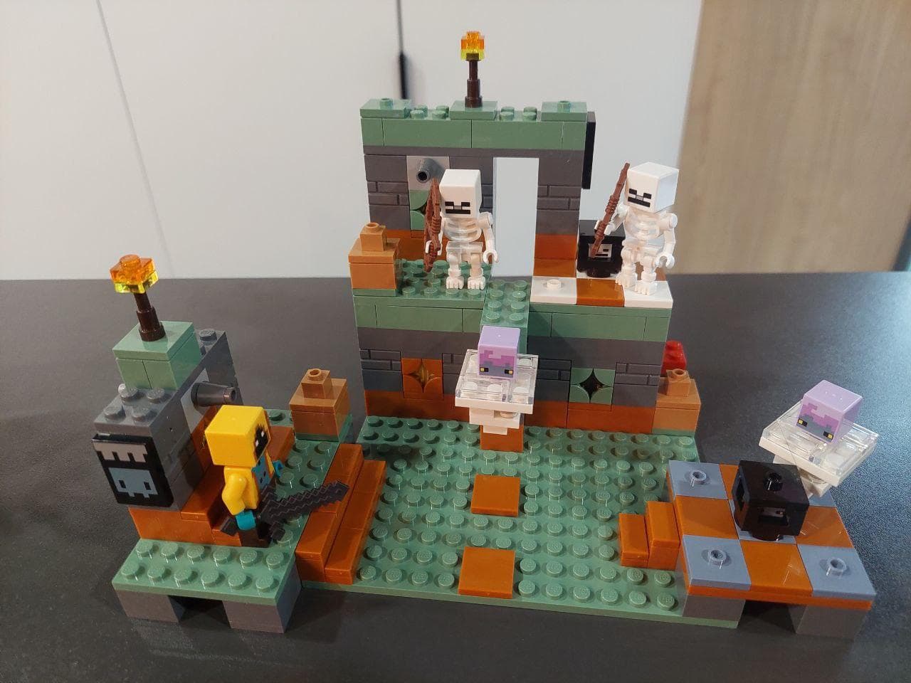 LEGO 21271 The Trial Chamber