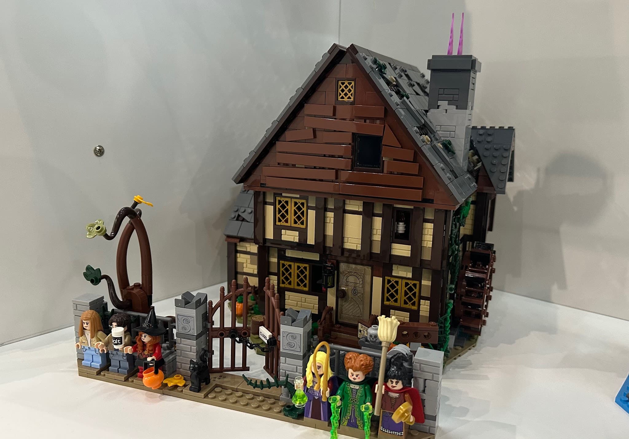 LEGO 21341 Disney Hocus Pocus: The Sanderson Sisters' Cottage