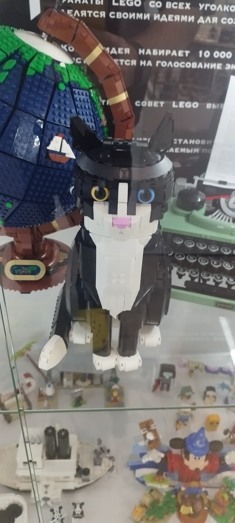 LEGO 21349 Tuxedo Cat