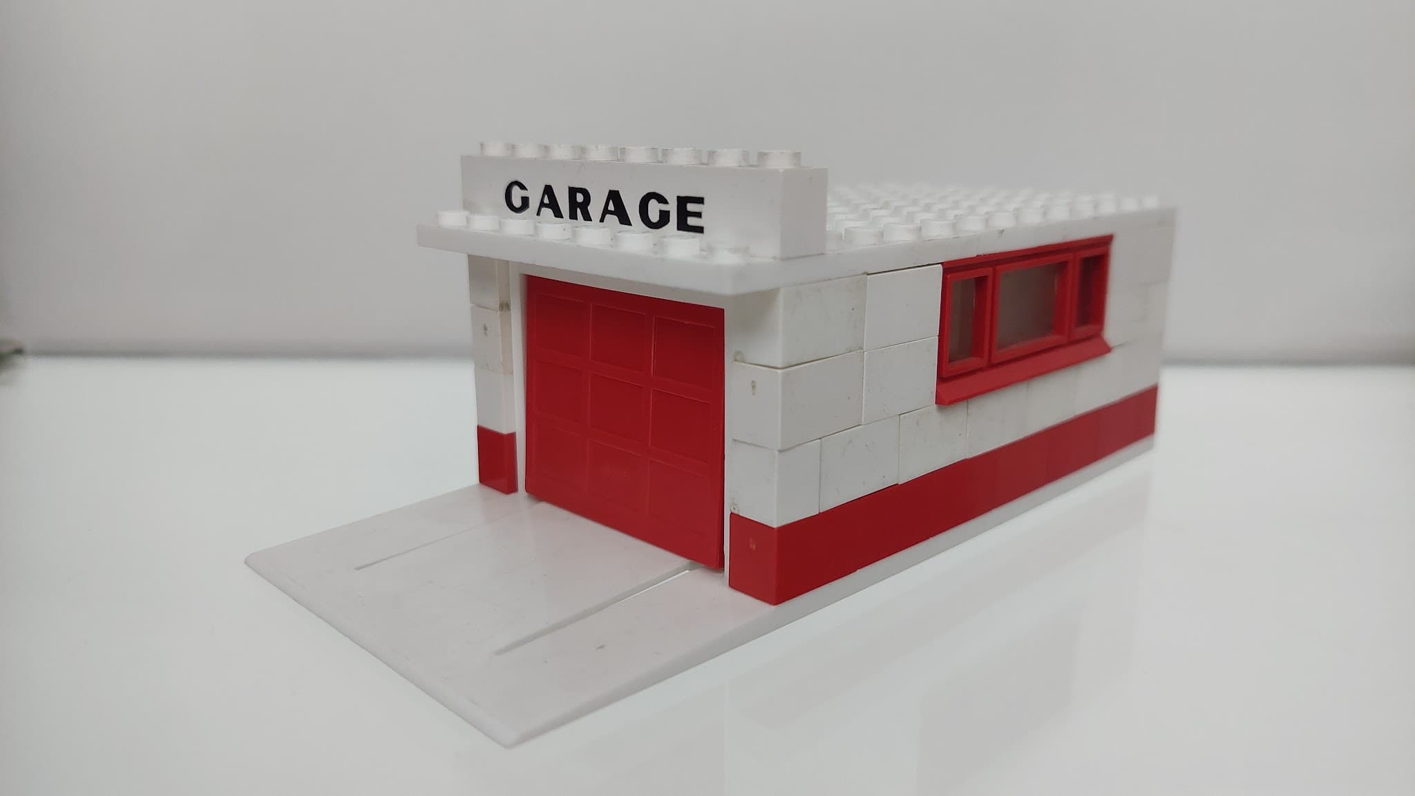 LEGO 236 Garage with Automatic Door (White base and door frame)