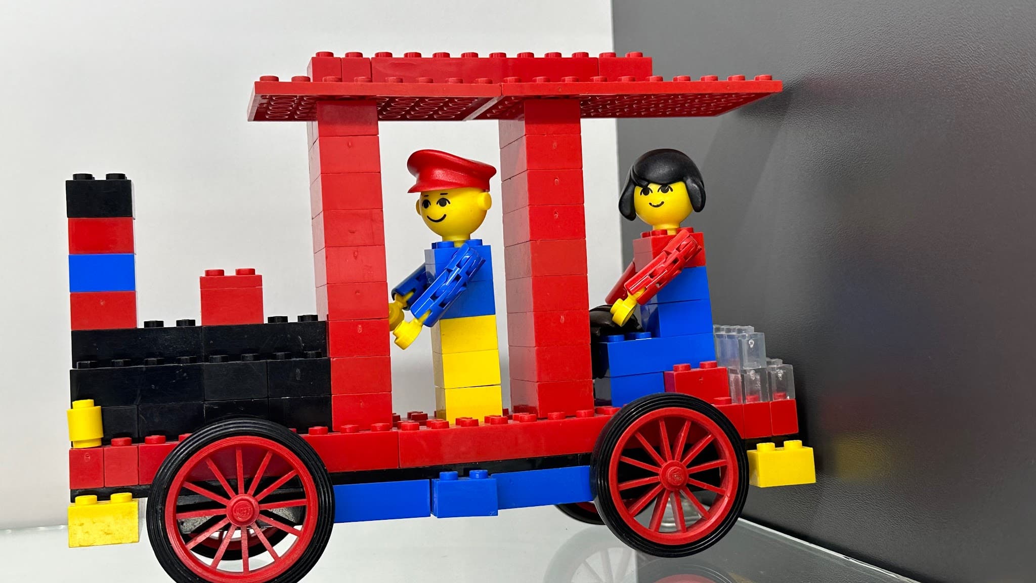 LEGO 252 Locomotive with driver and passenger