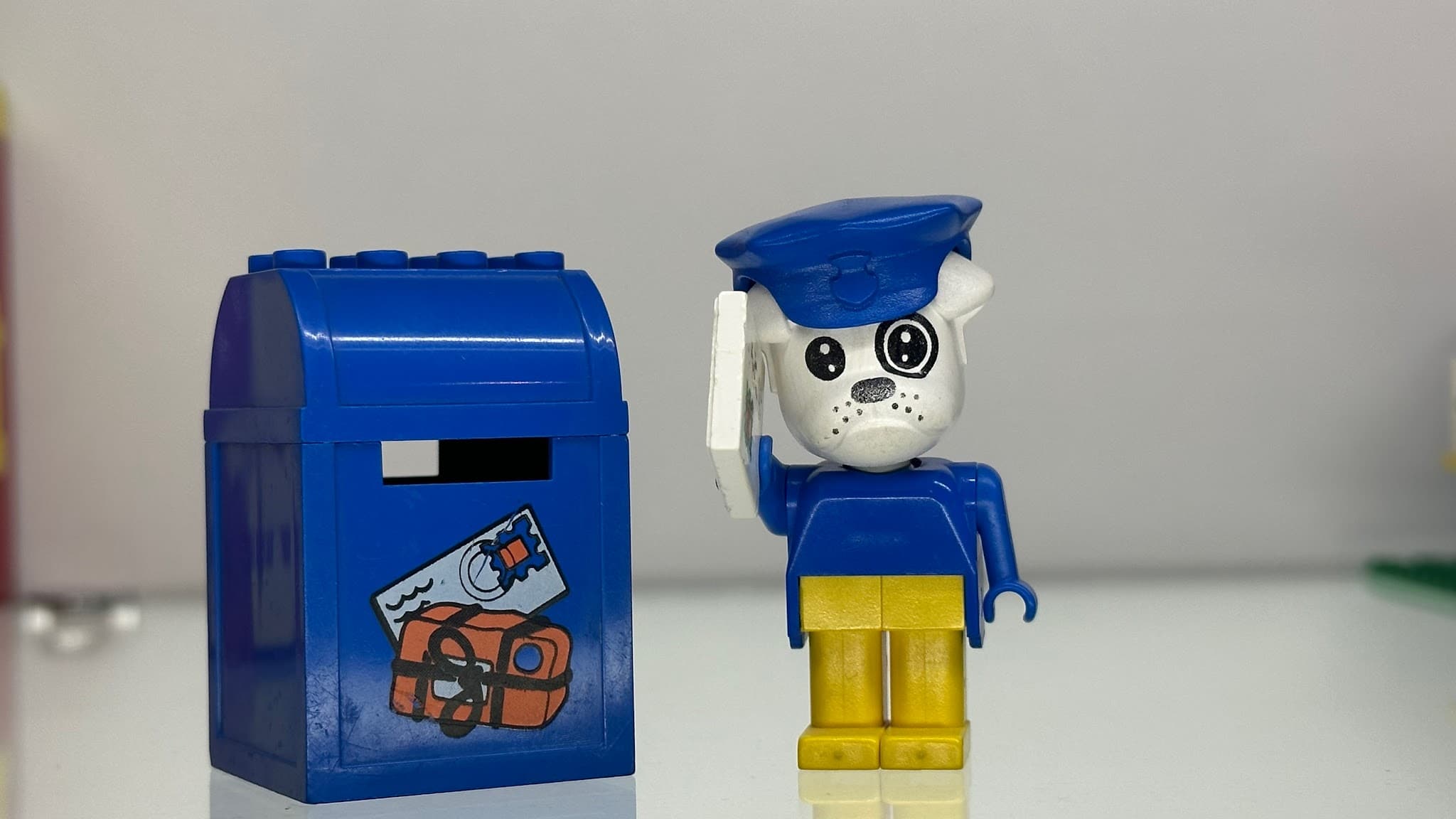 LEGO 3603 Boris Bulldog and Mailbox