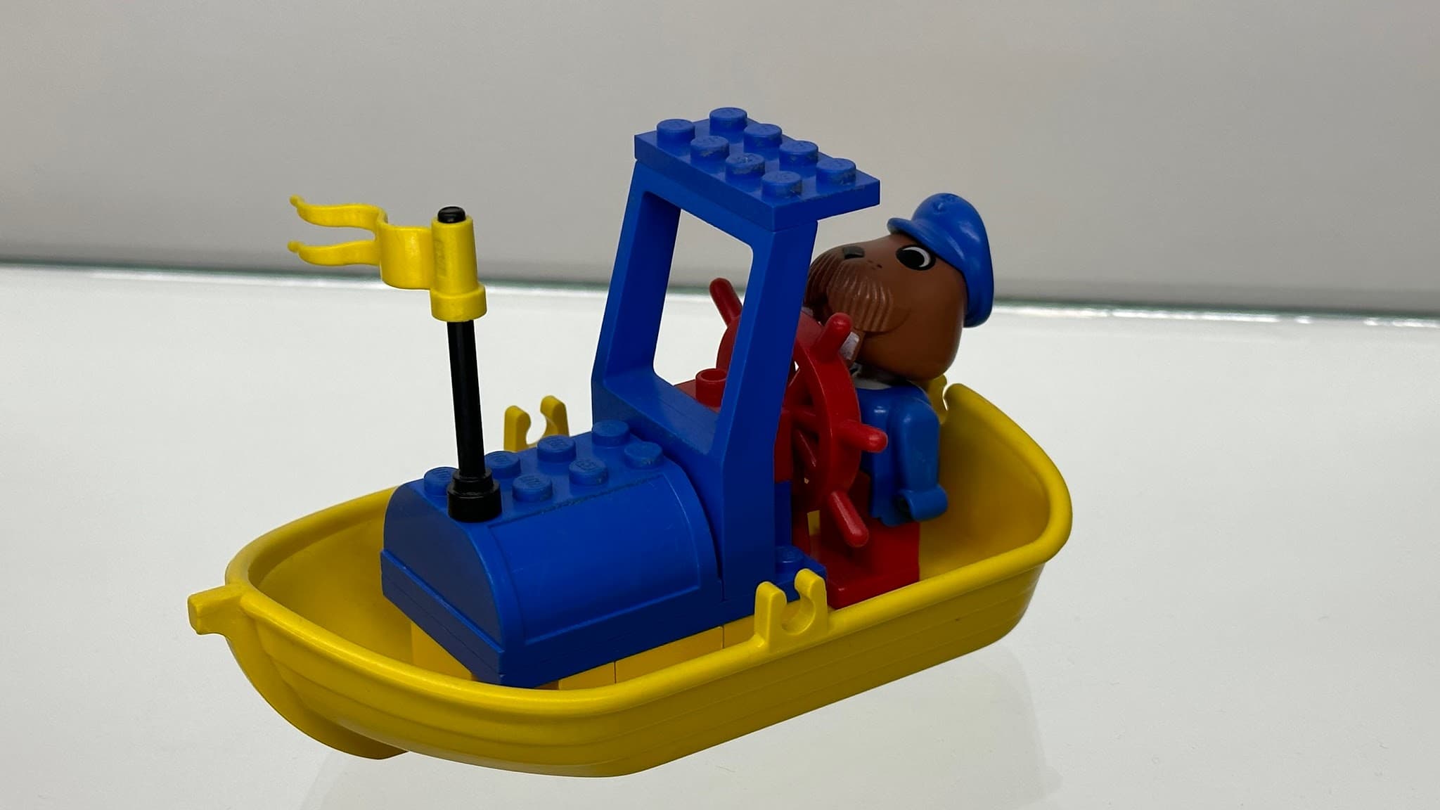 LEGO 3633 Motor Boat with Walter Walrus