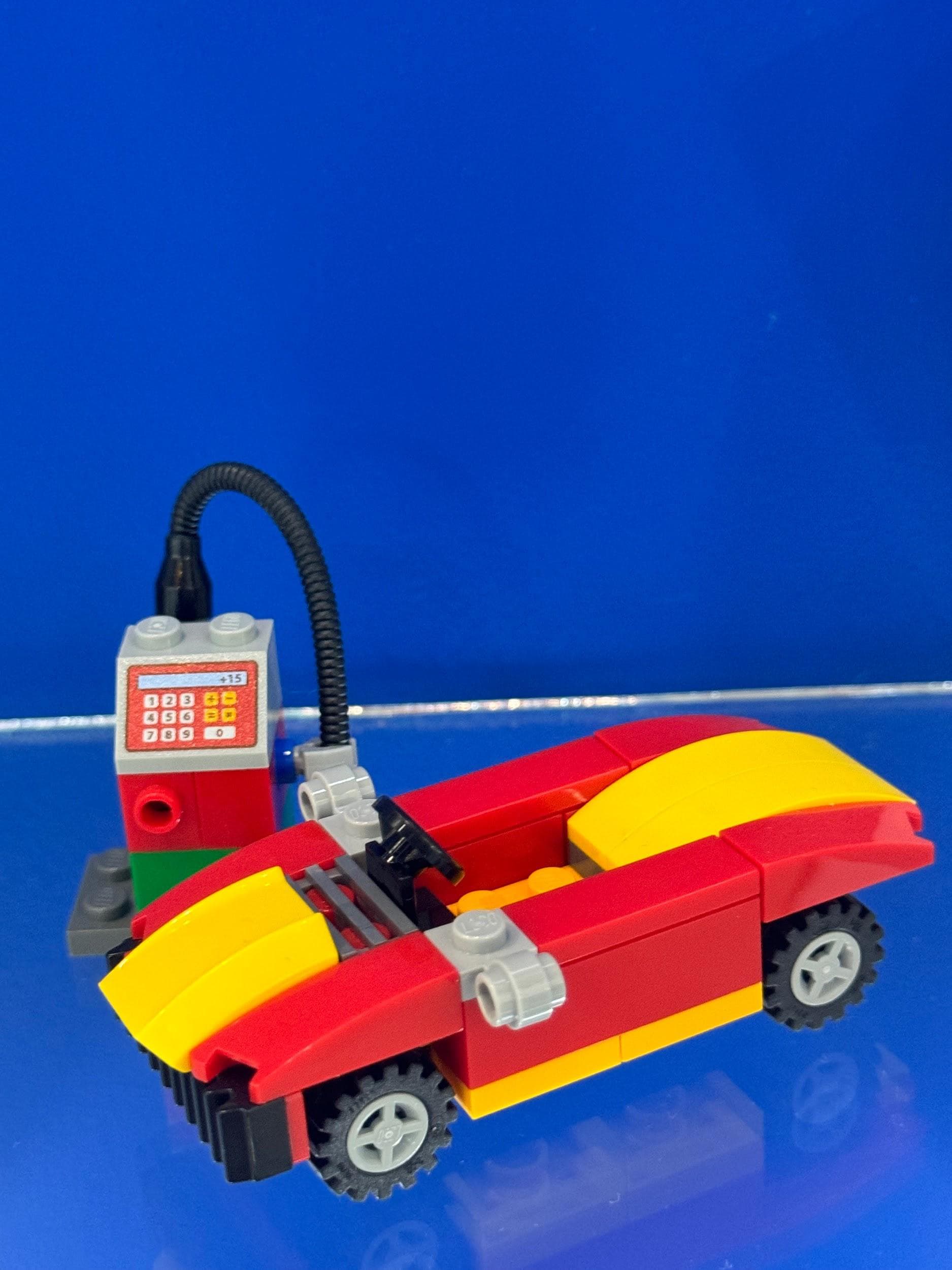 LEGO 40277 Car and petrol pump