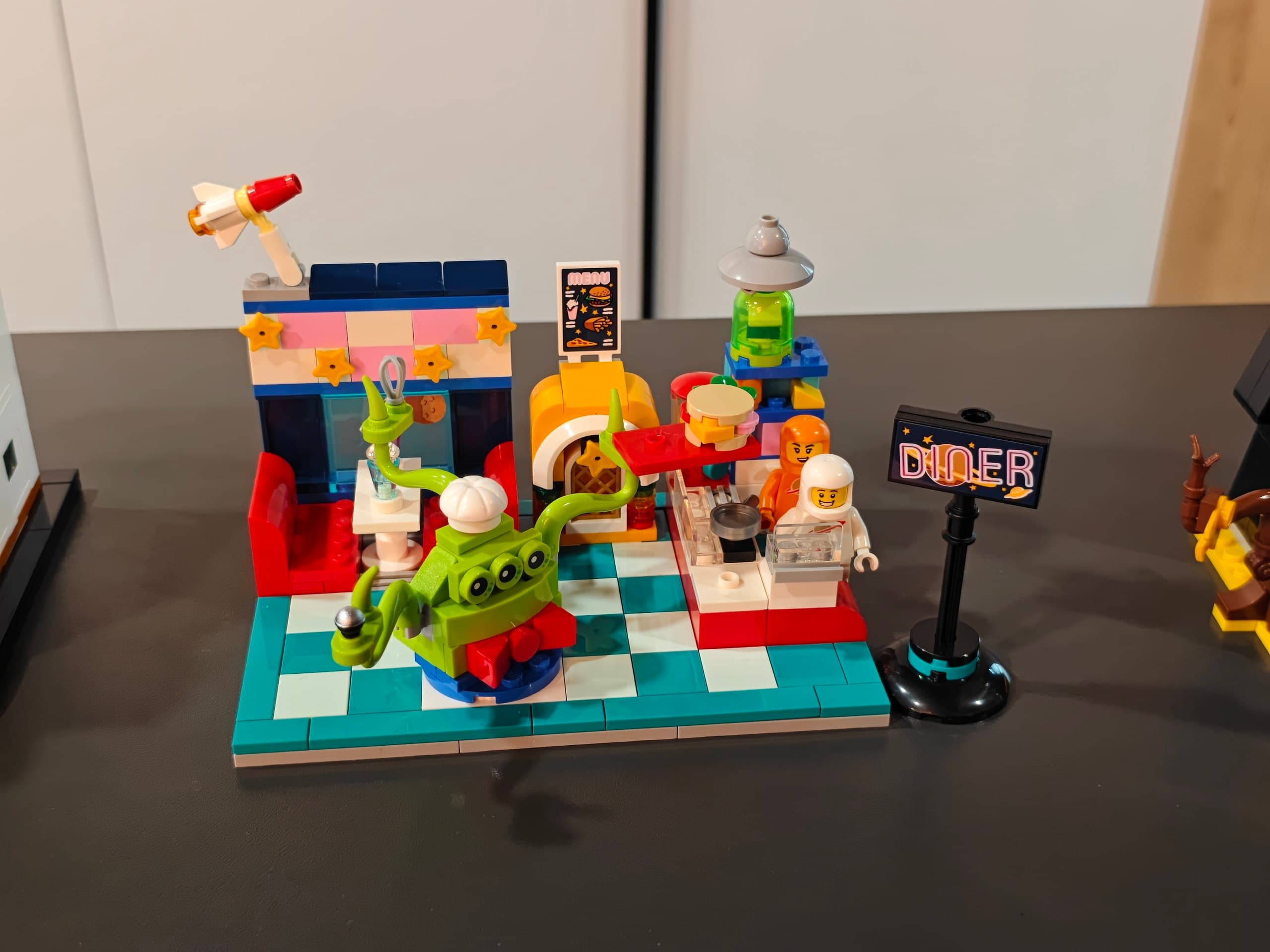 LEGO 40687 Alien Space Diner