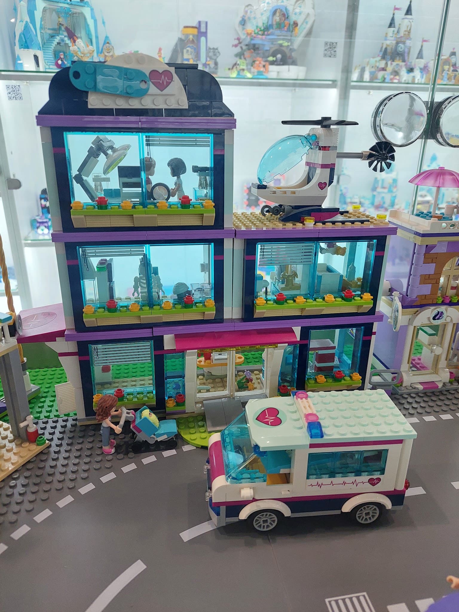LEGO 41318 Heartlake Hospital