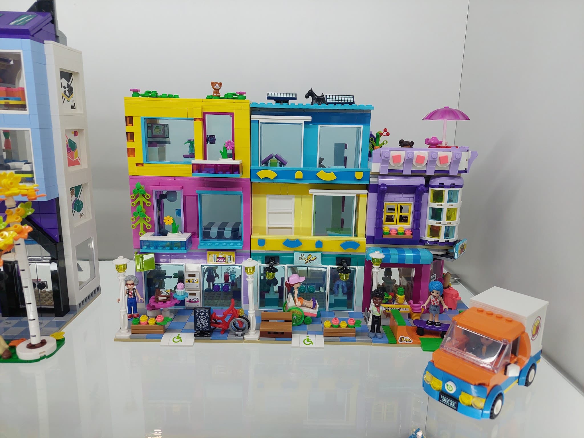 LEGO 41704 Main Street Building