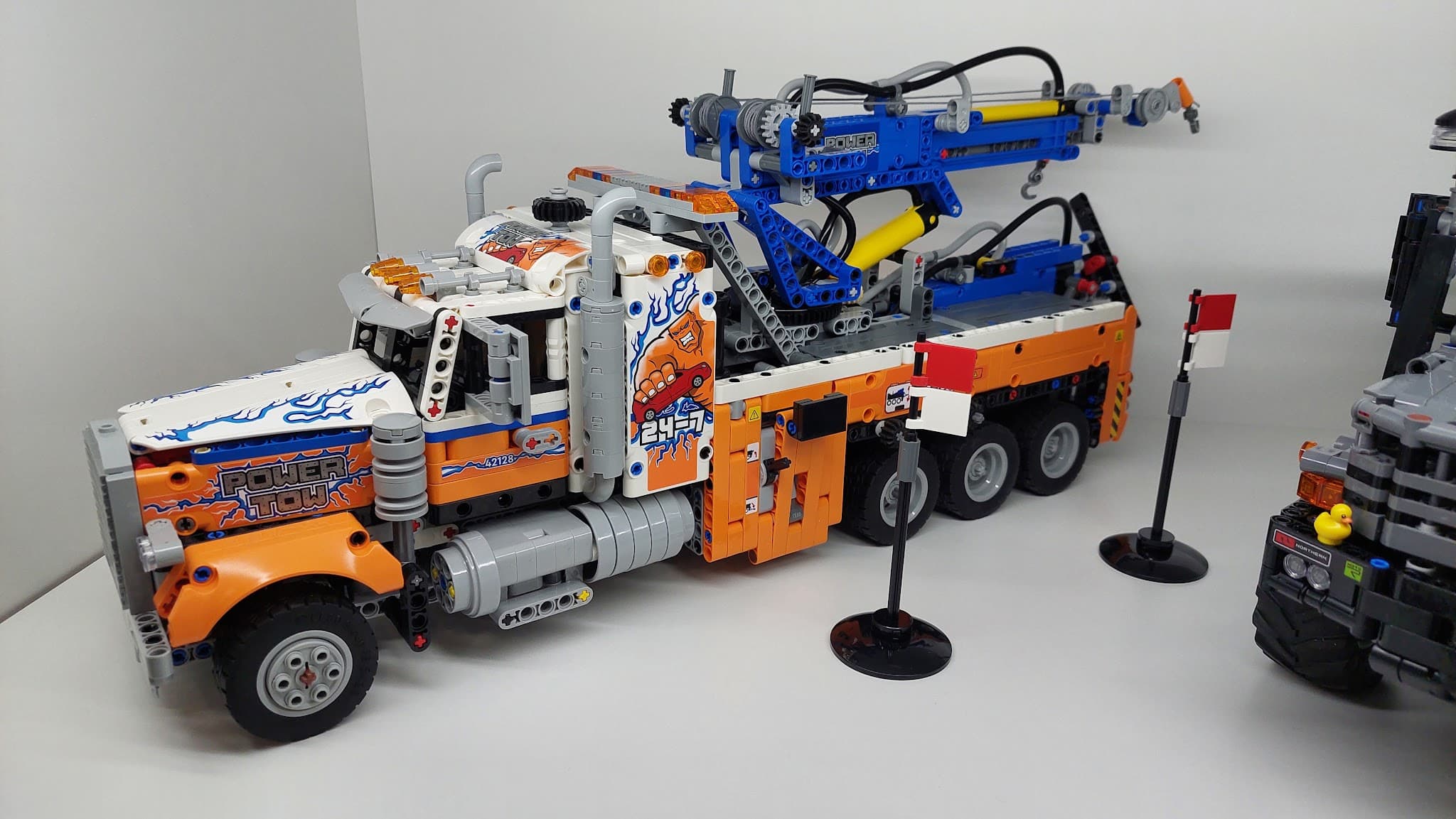 LEGO 42128 Heavy-Duty Tow Truck