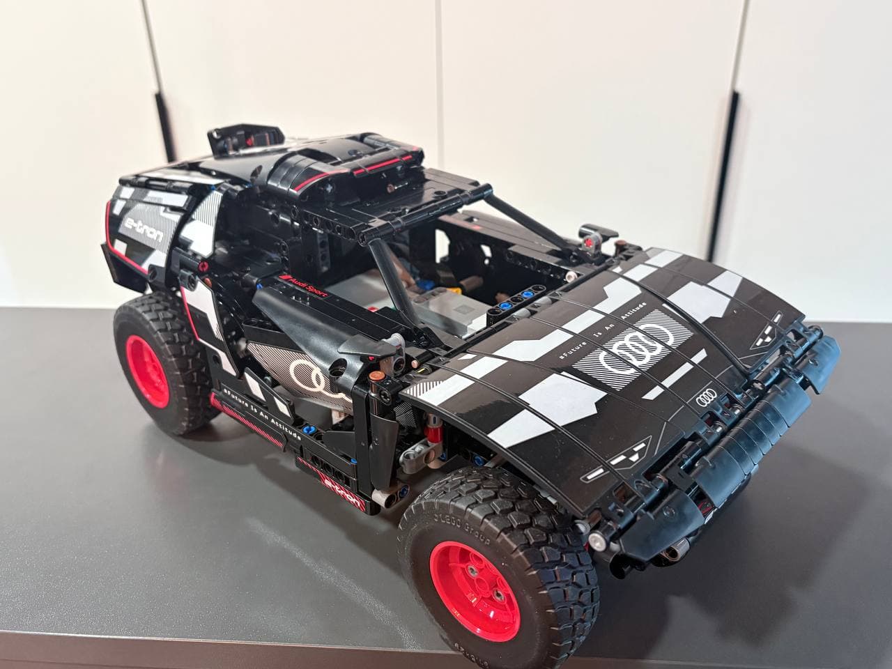 LEGO 42160 Audi RS Q e-tron