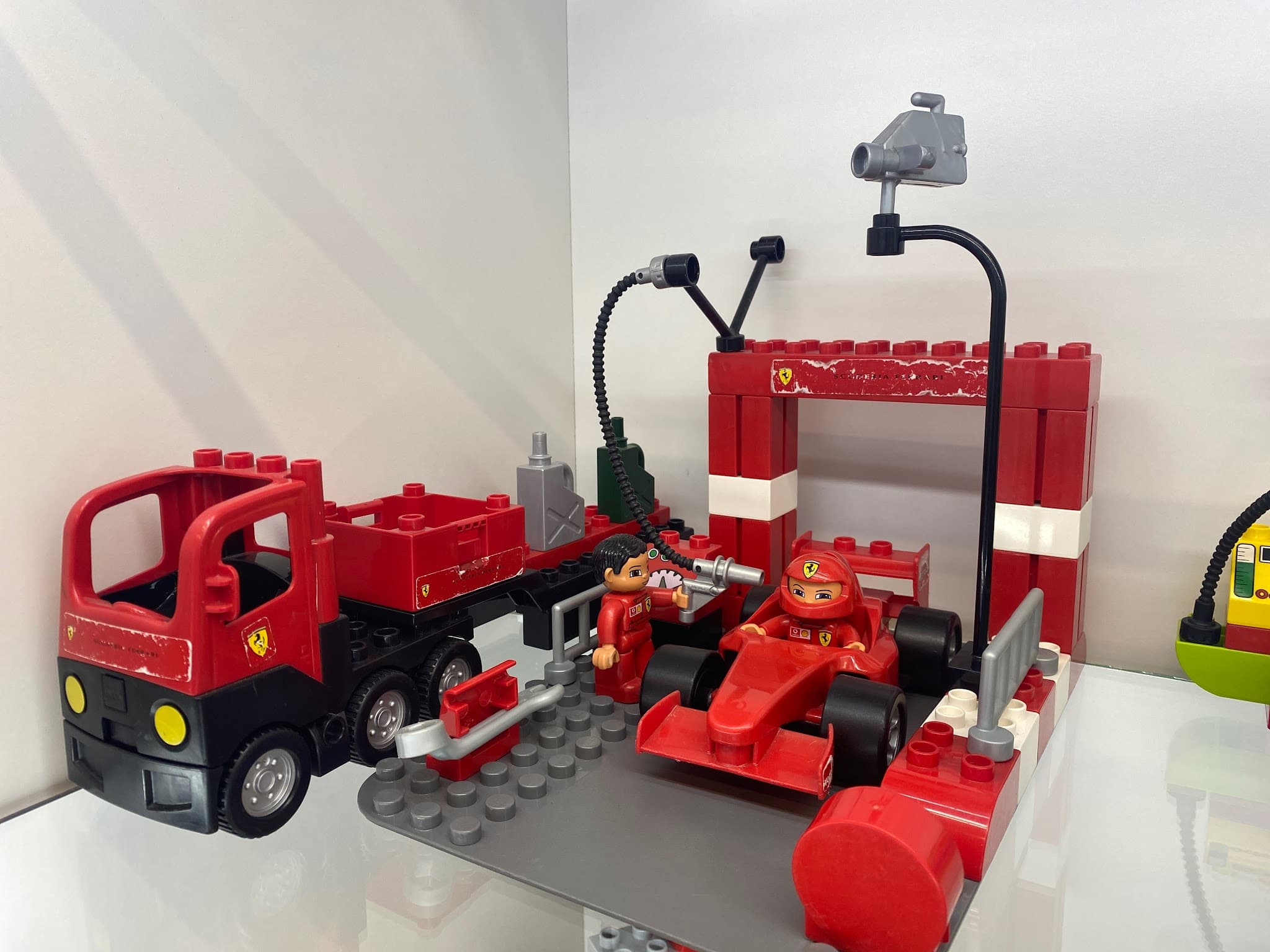 LEGO 4694 Ferrari F1 Racing Team