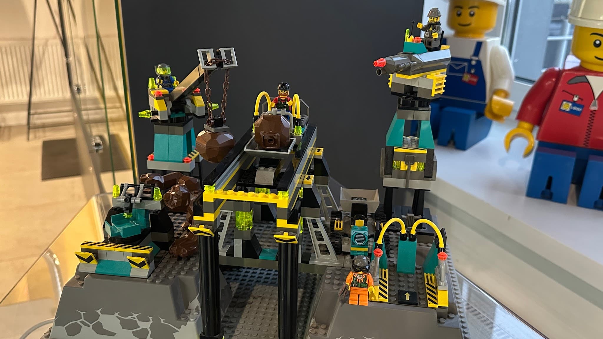 LEGO 4990 Rock Raiders HQ
