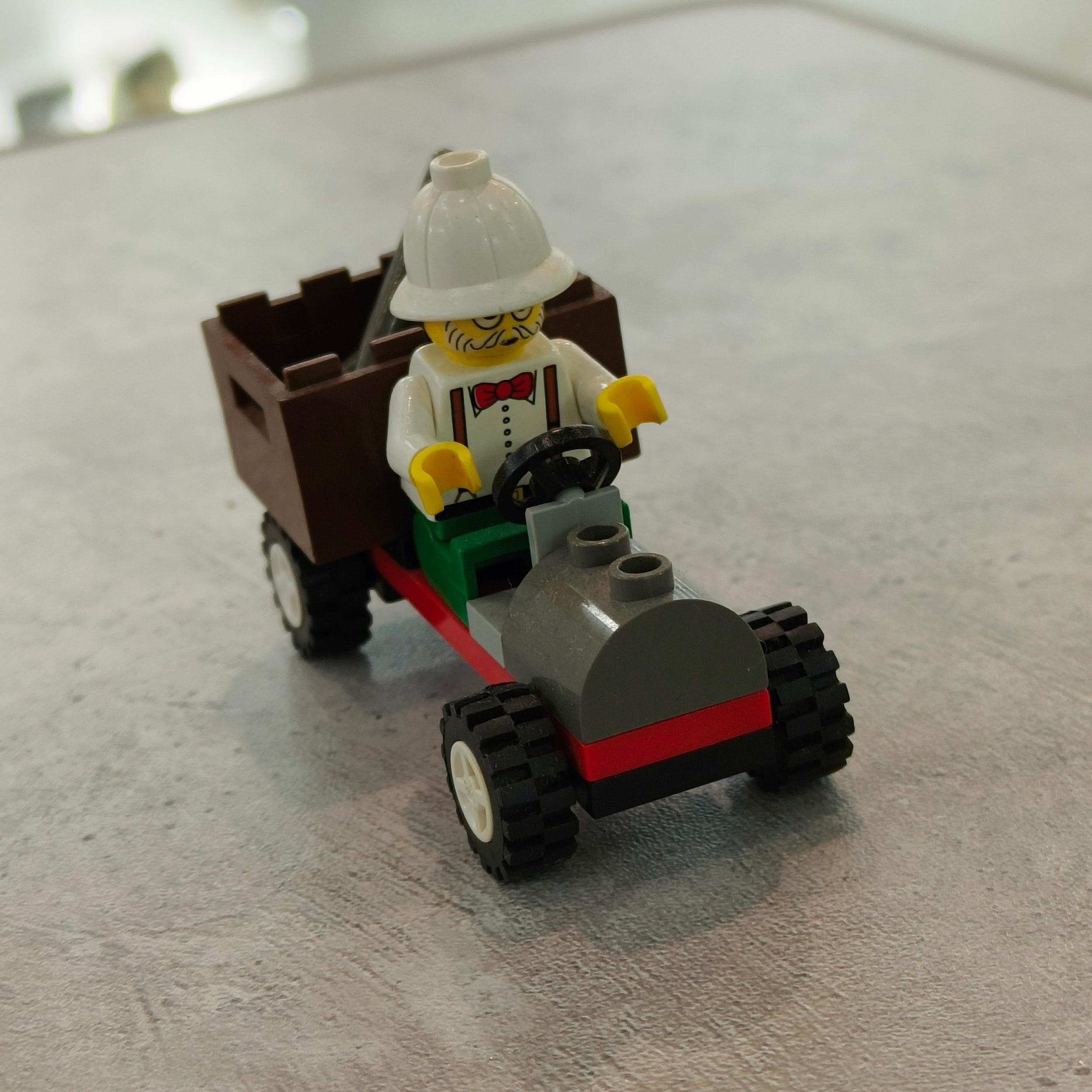 LEGO 5913 Dr. Kilroy's Car