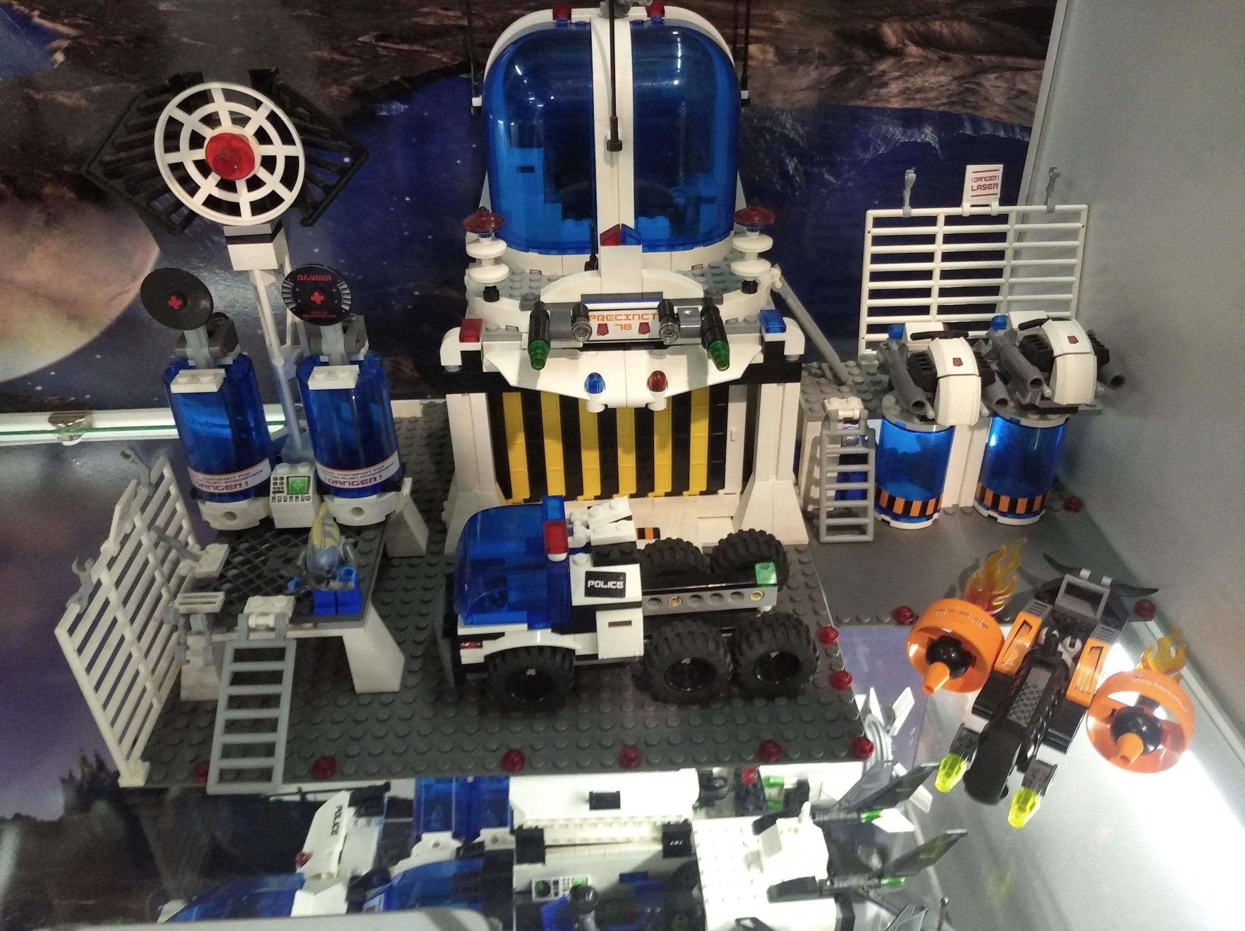 LEGO 5985 Space Police Central