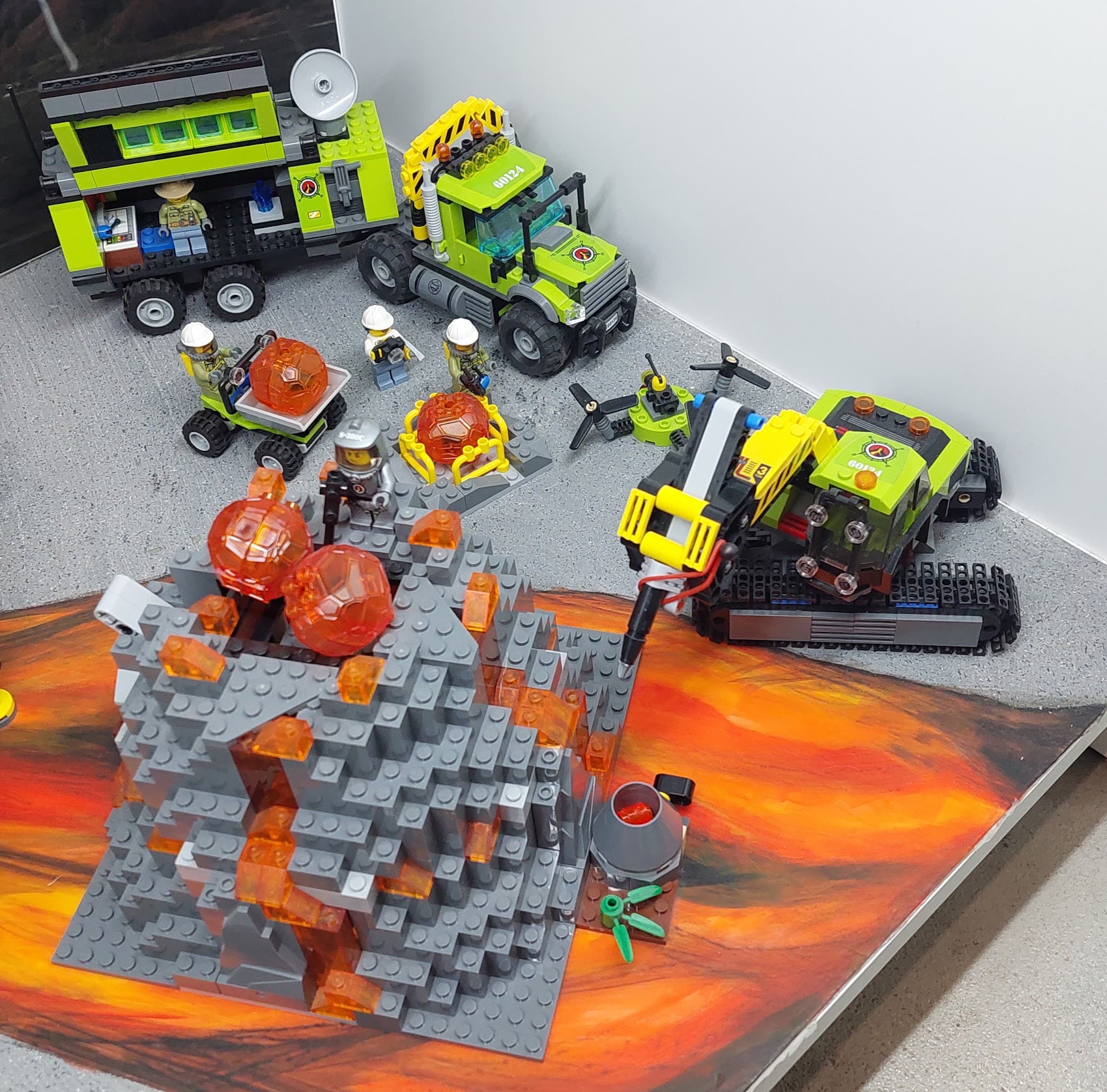 LEGO 60124 Volcano Exploration Base