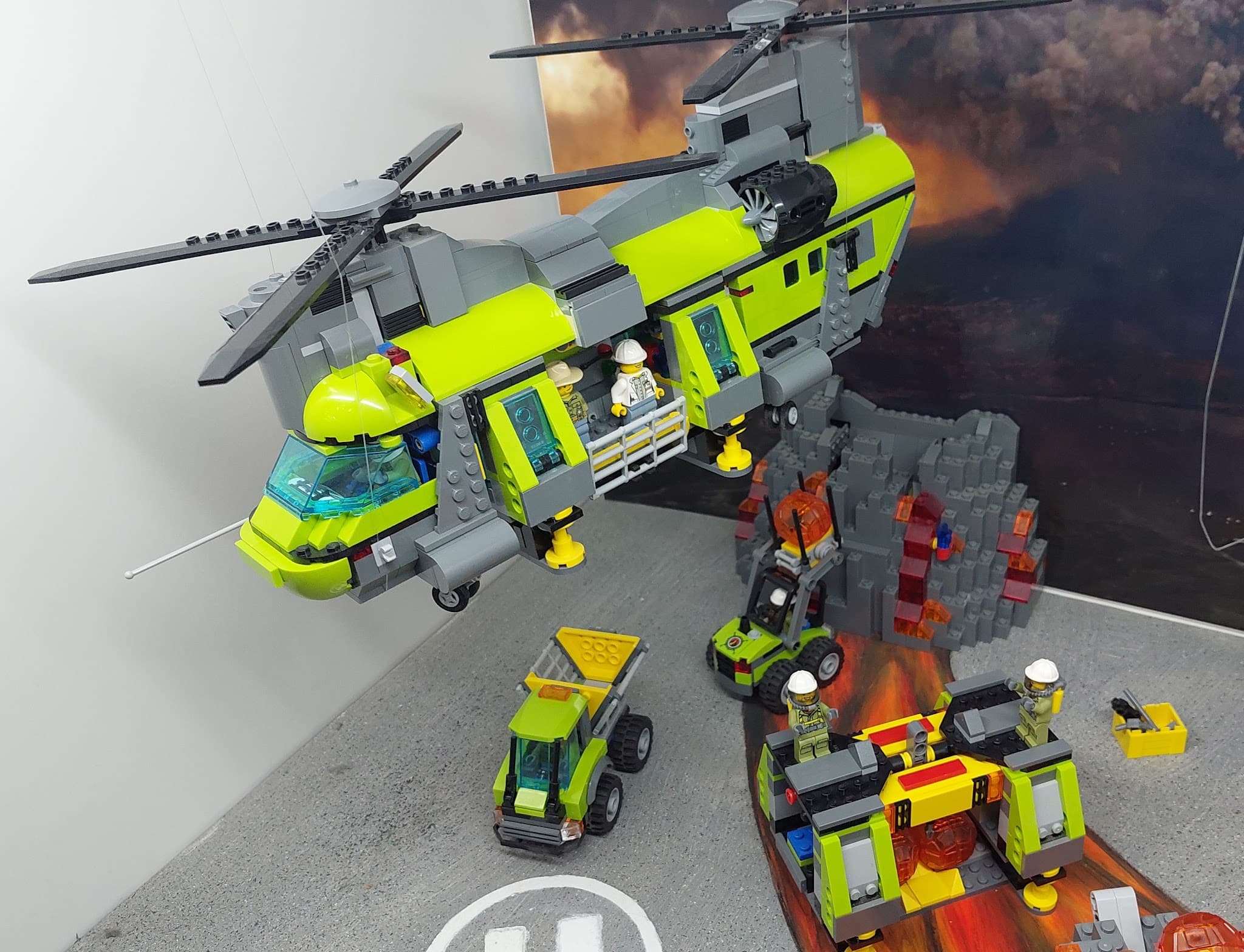 LEGO 60125 Volcano Heavy-Lift Helicopter