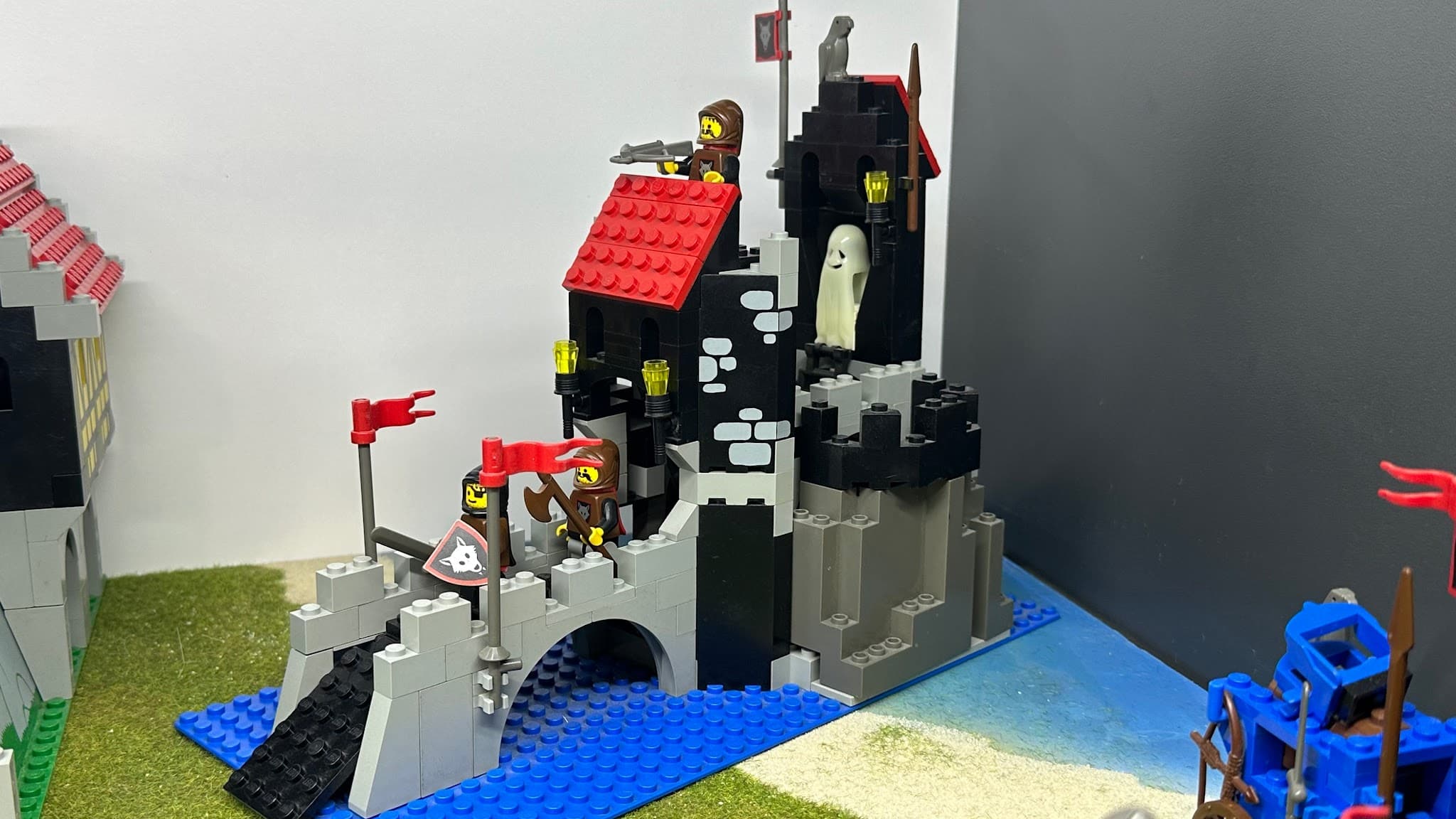LEGO 6075 Wolfpack Tower