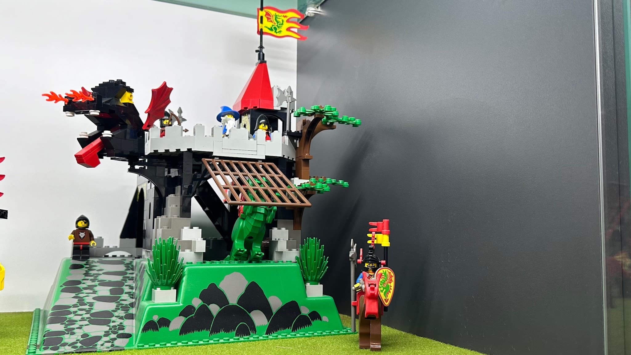 LEGO 6082 Fire Breathing Fortress