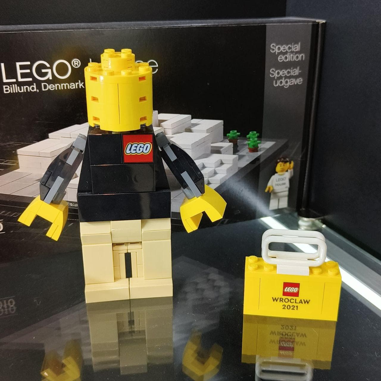 LEGO 6384342 Warsaw brand store associate figure