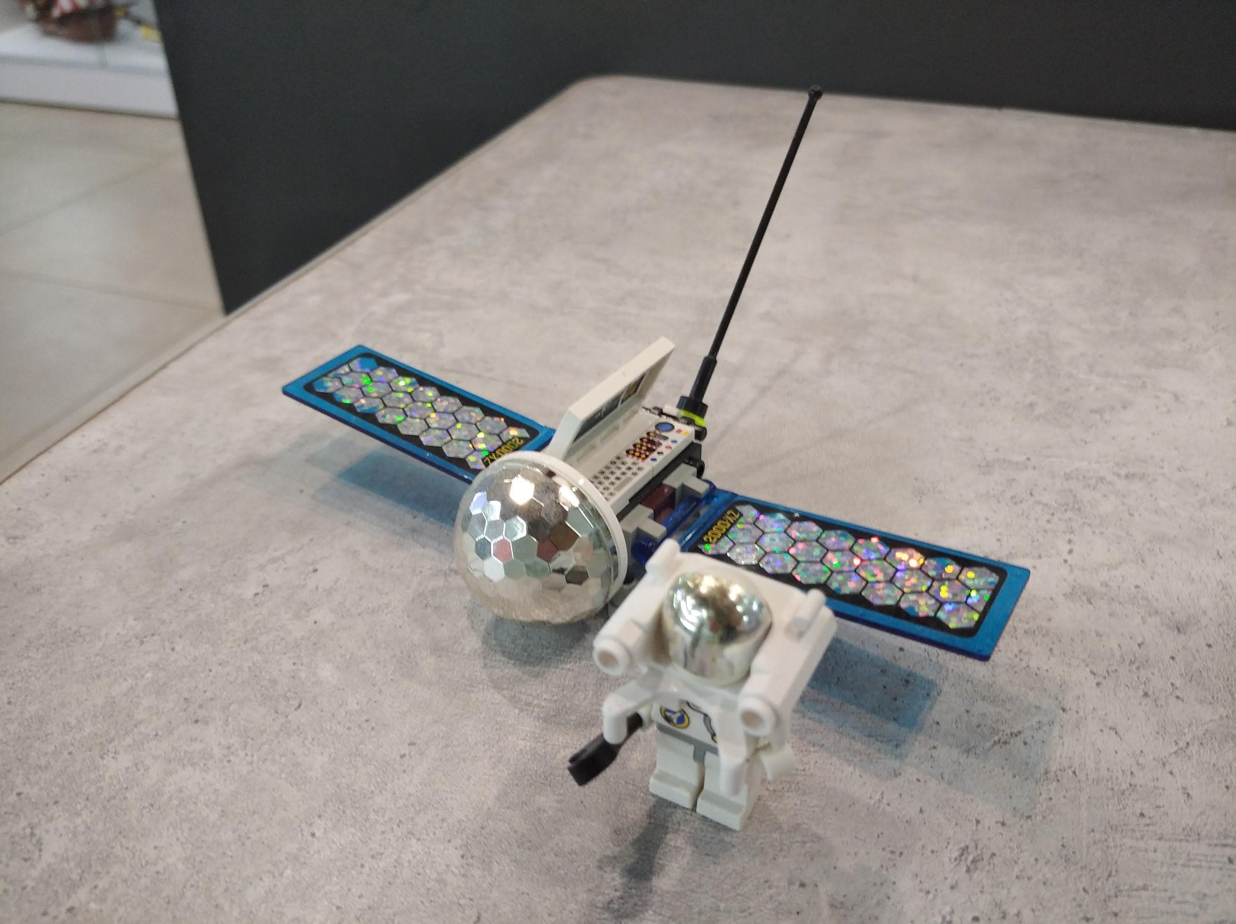 LEGO 6458 Satellite with Astronaut