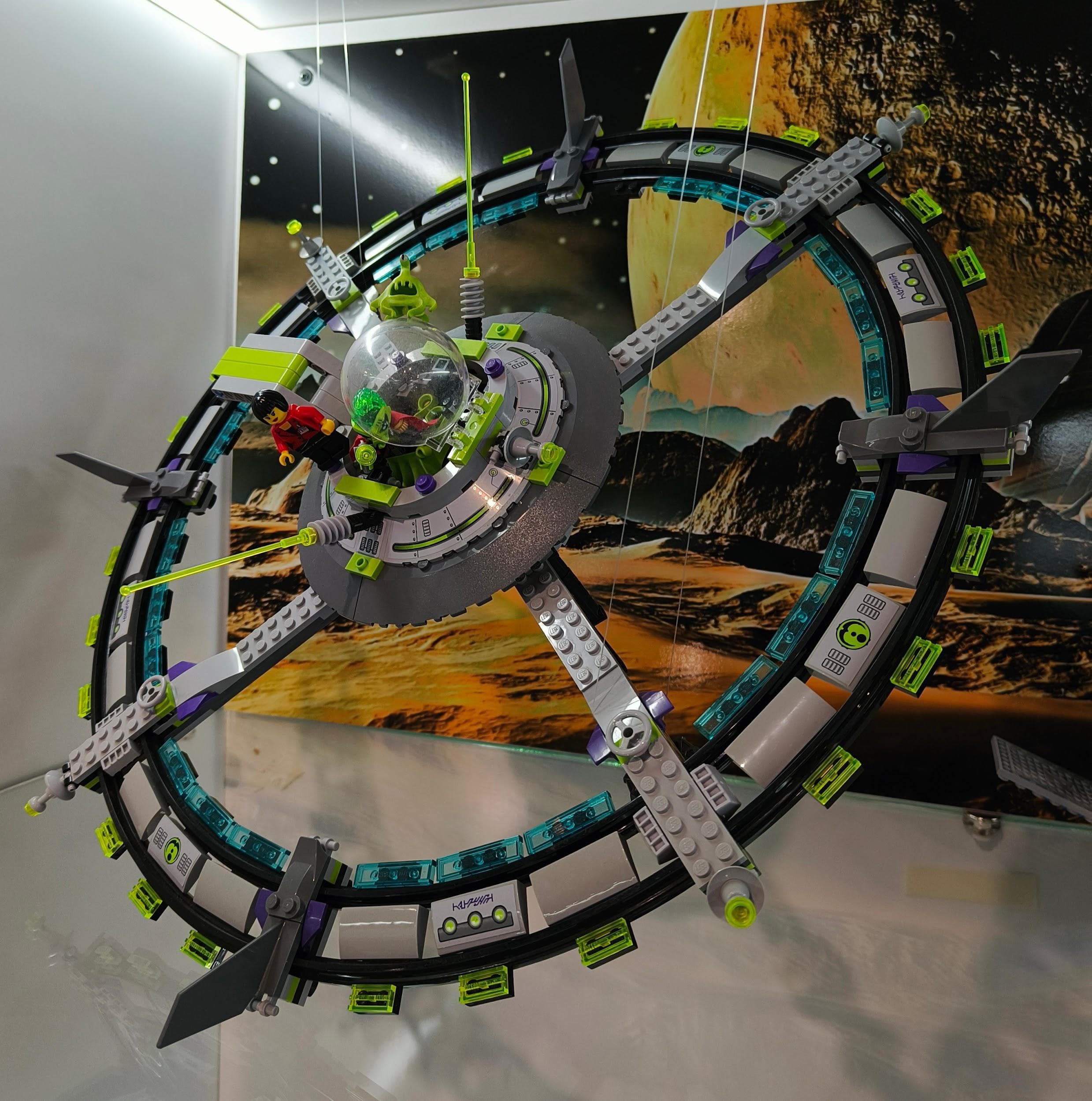 LEGO 7065 Alien Mothership