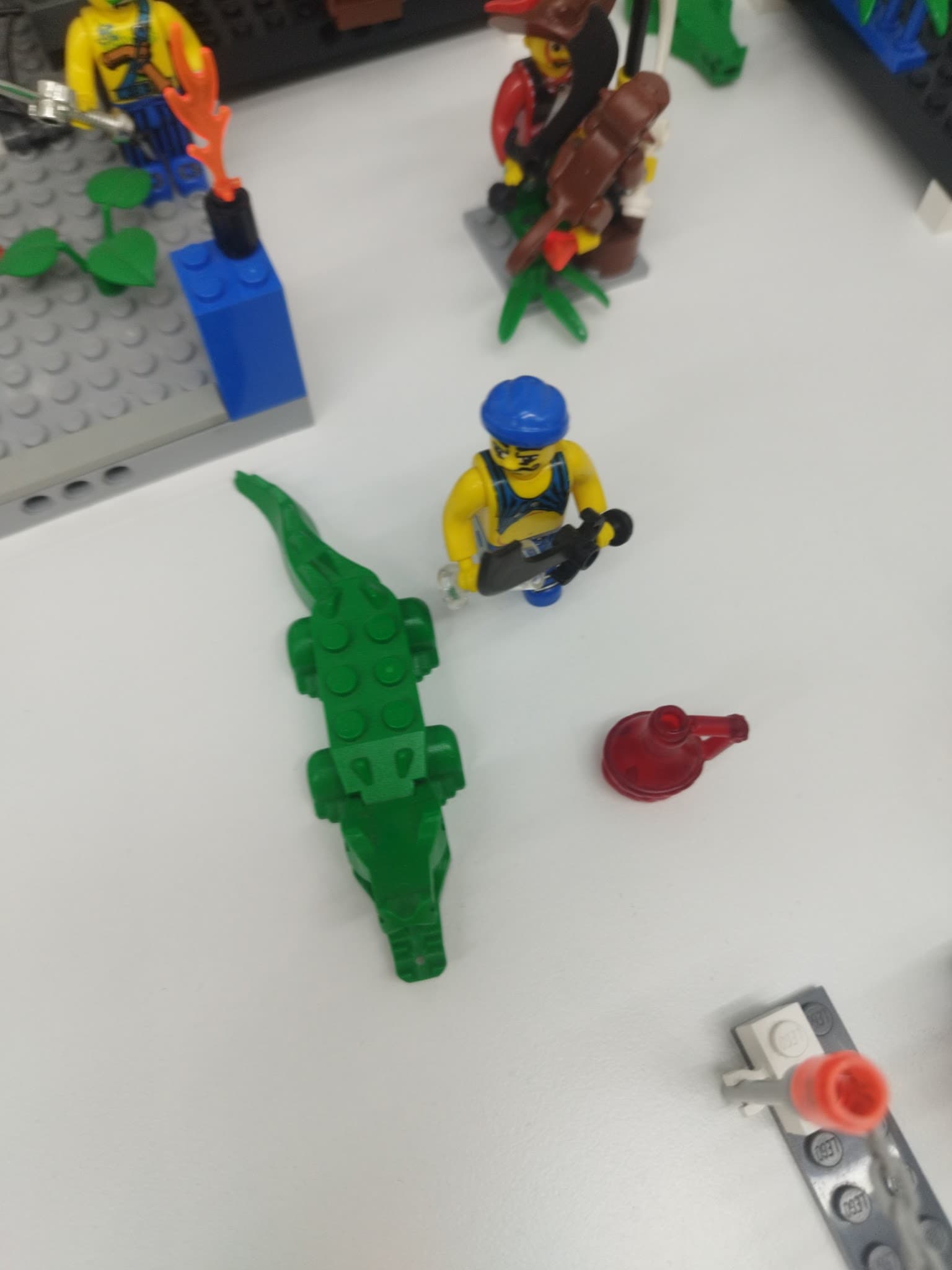 LEGO 7080 Scurvy Dog and Crocodile