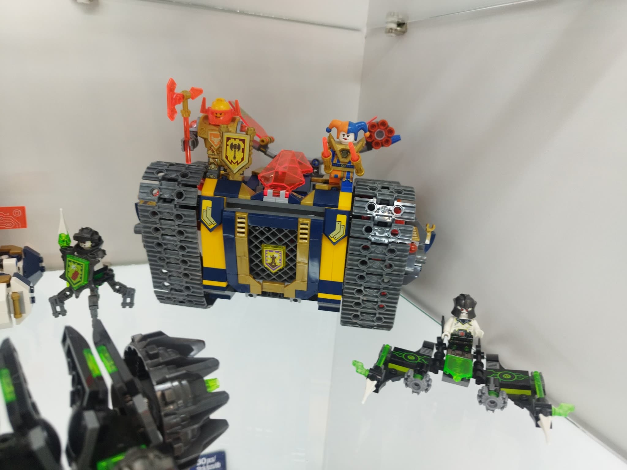 LEGO 72006 Axl's Rolling Arsenal