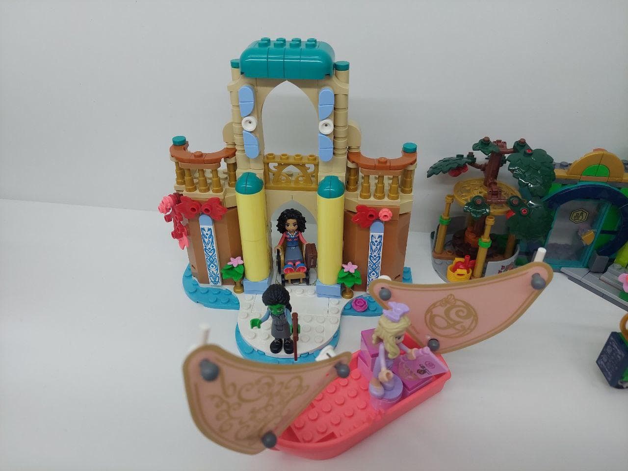LEGO 75681 Glinda, Elphaba & Nessarose at Shiz University