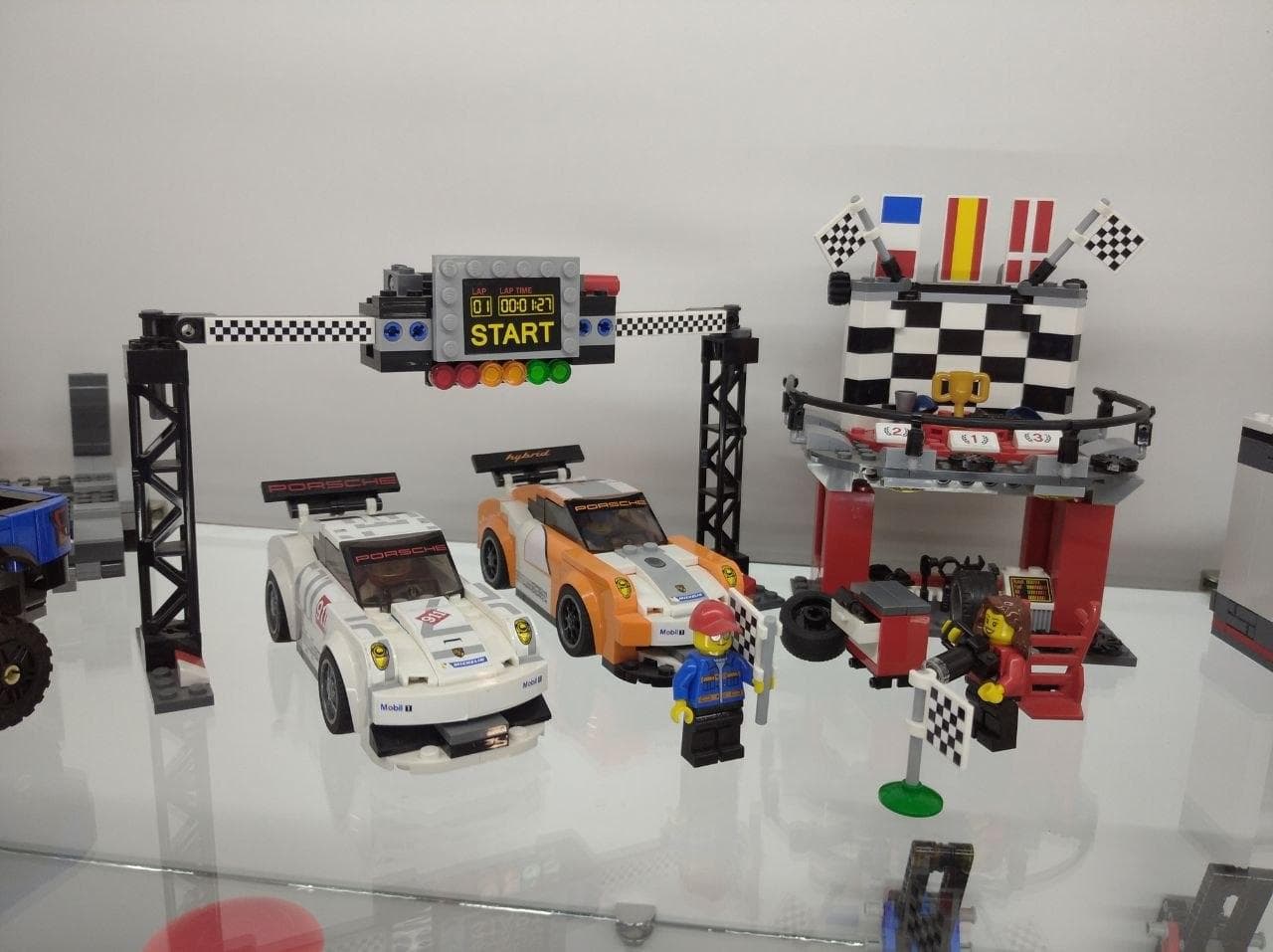 LEGO 75912 Porsche 911 GT Finish Line