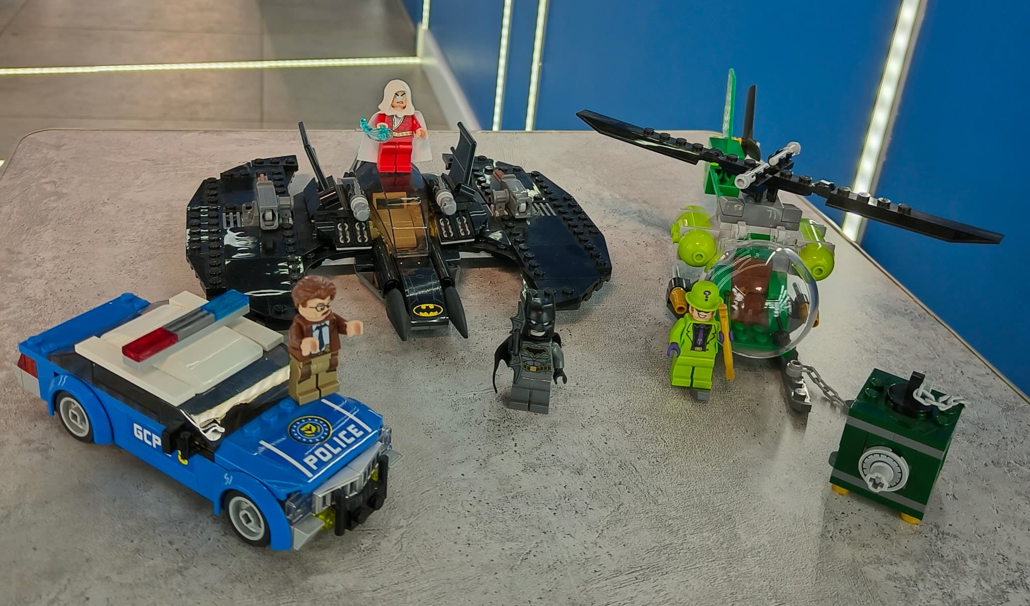 LEGO 76120 Batman Batwing and The Riddler Heist