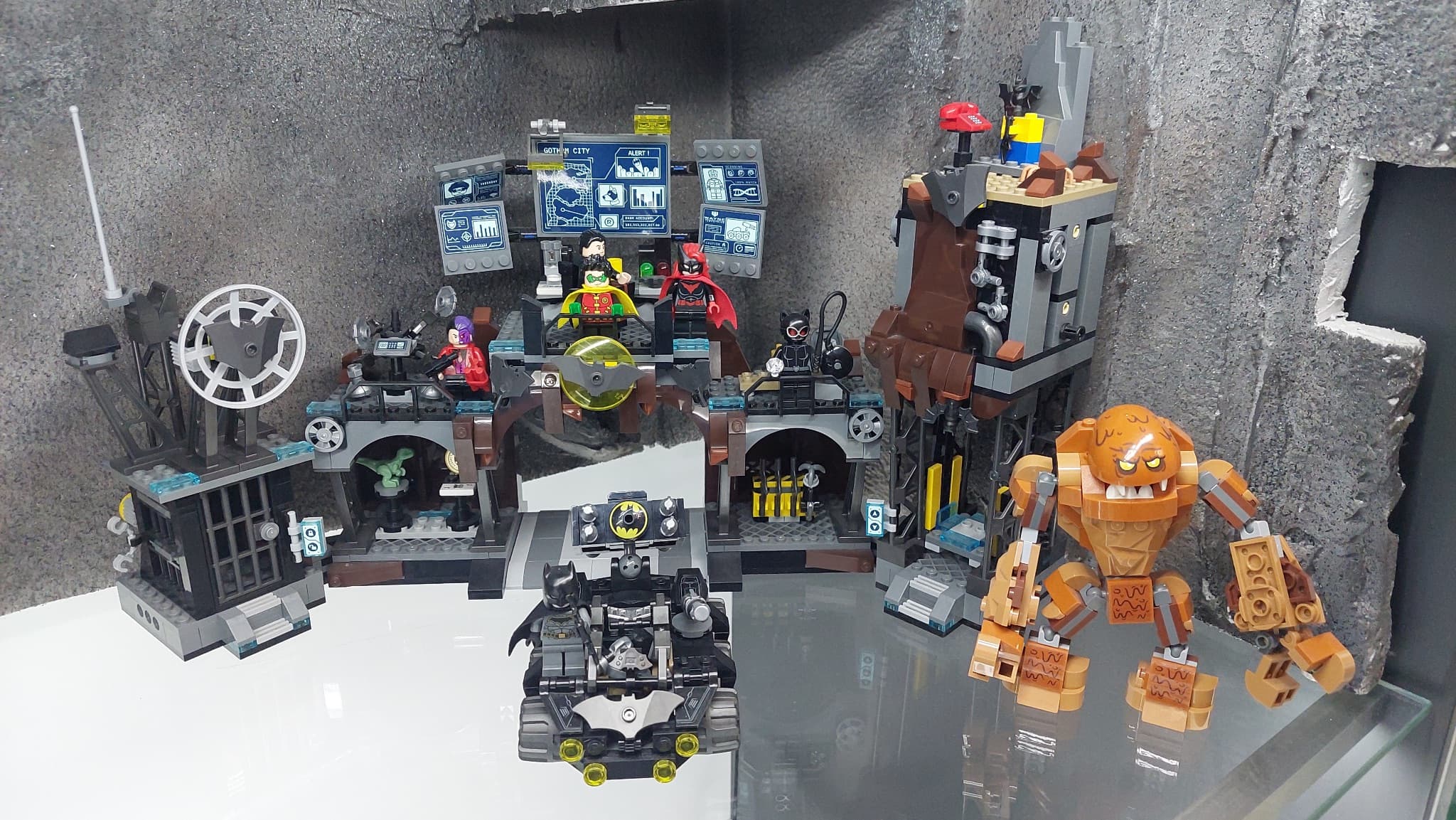 LEGO 76122 Batcave Clayface Invasion