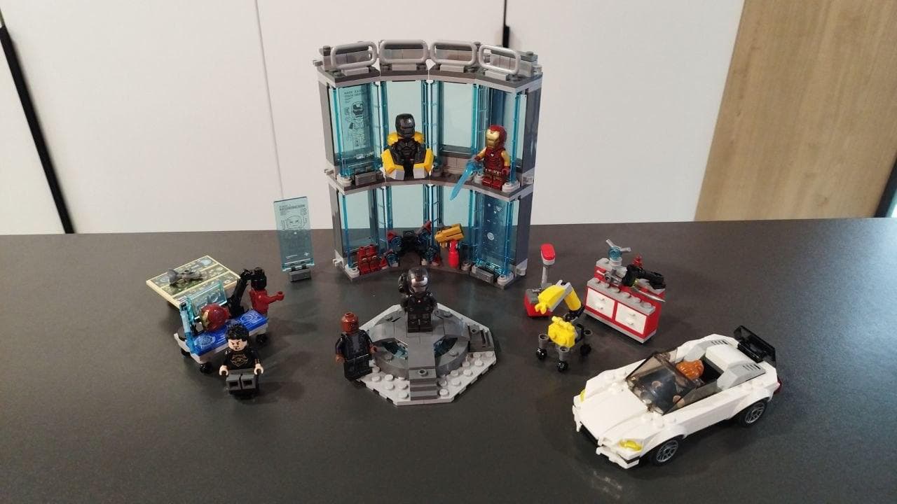 LEGO 76216 Iron Man Armory