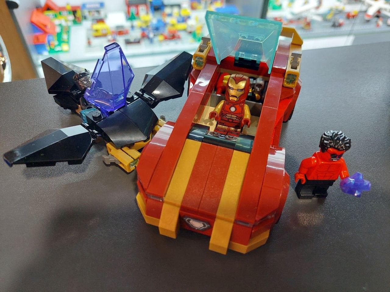 LEGO 76310 Iron Man Car & Black Panther vs. Red Hulk