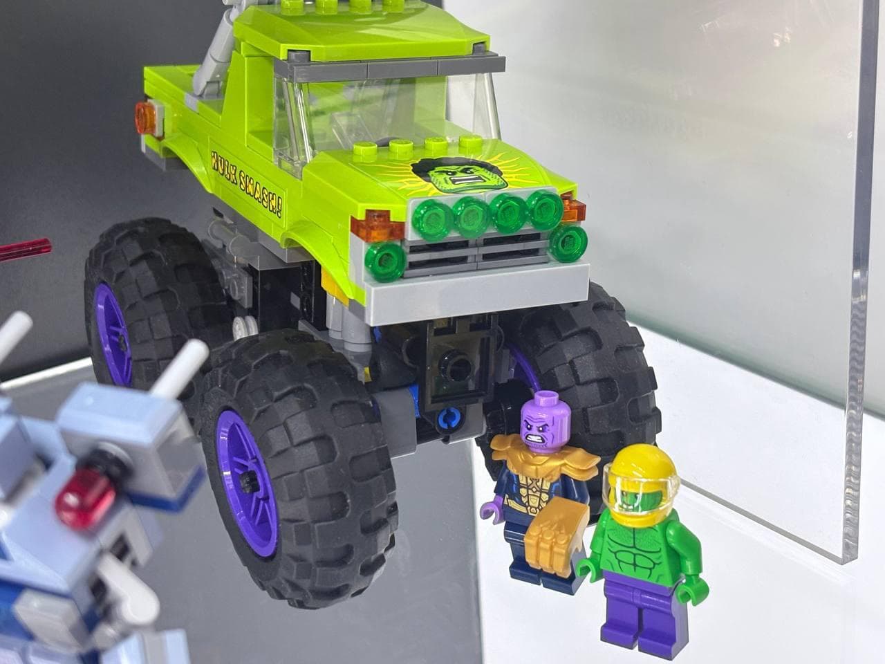 LEGO 76312 The Hulk Truck vs. Thanos