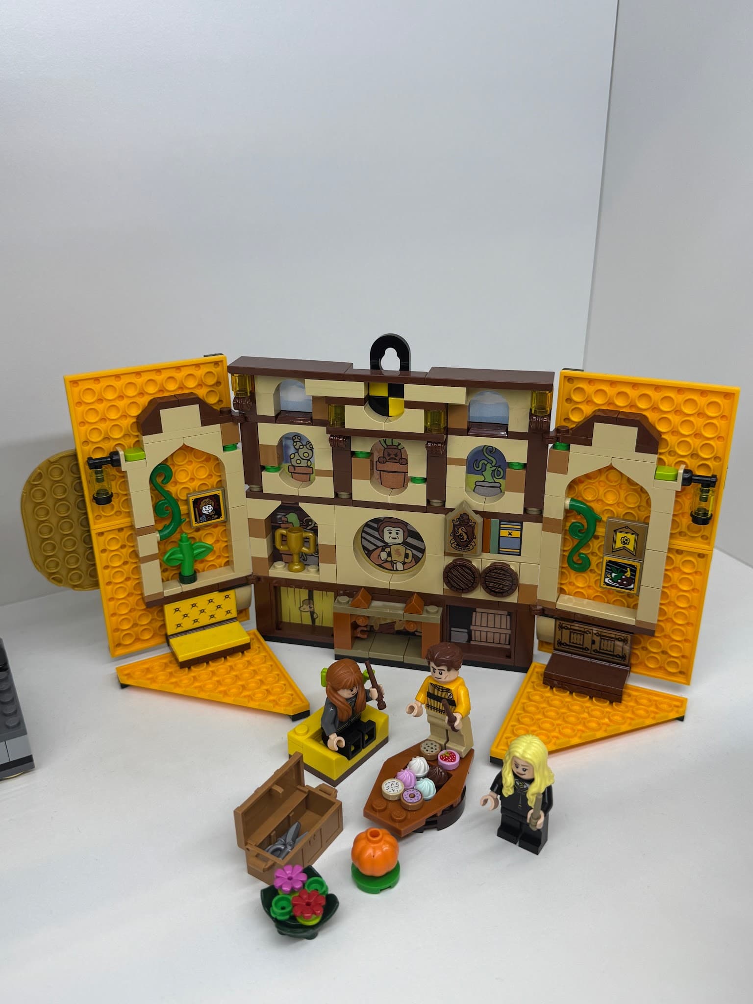 LEGO 76412 Hufflepuff House Banner
