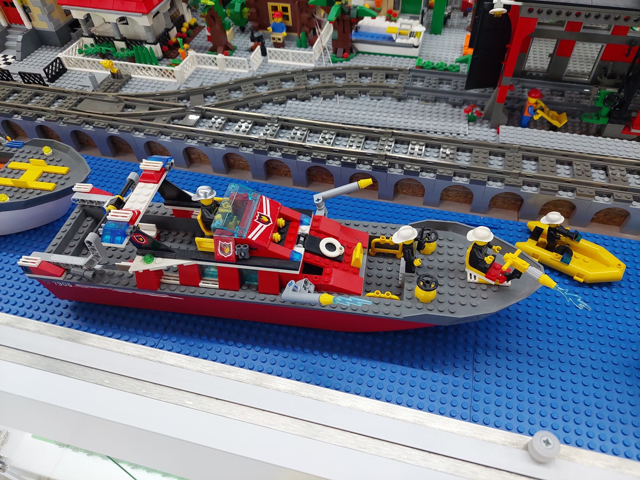 LEGO 7906 Fireboat