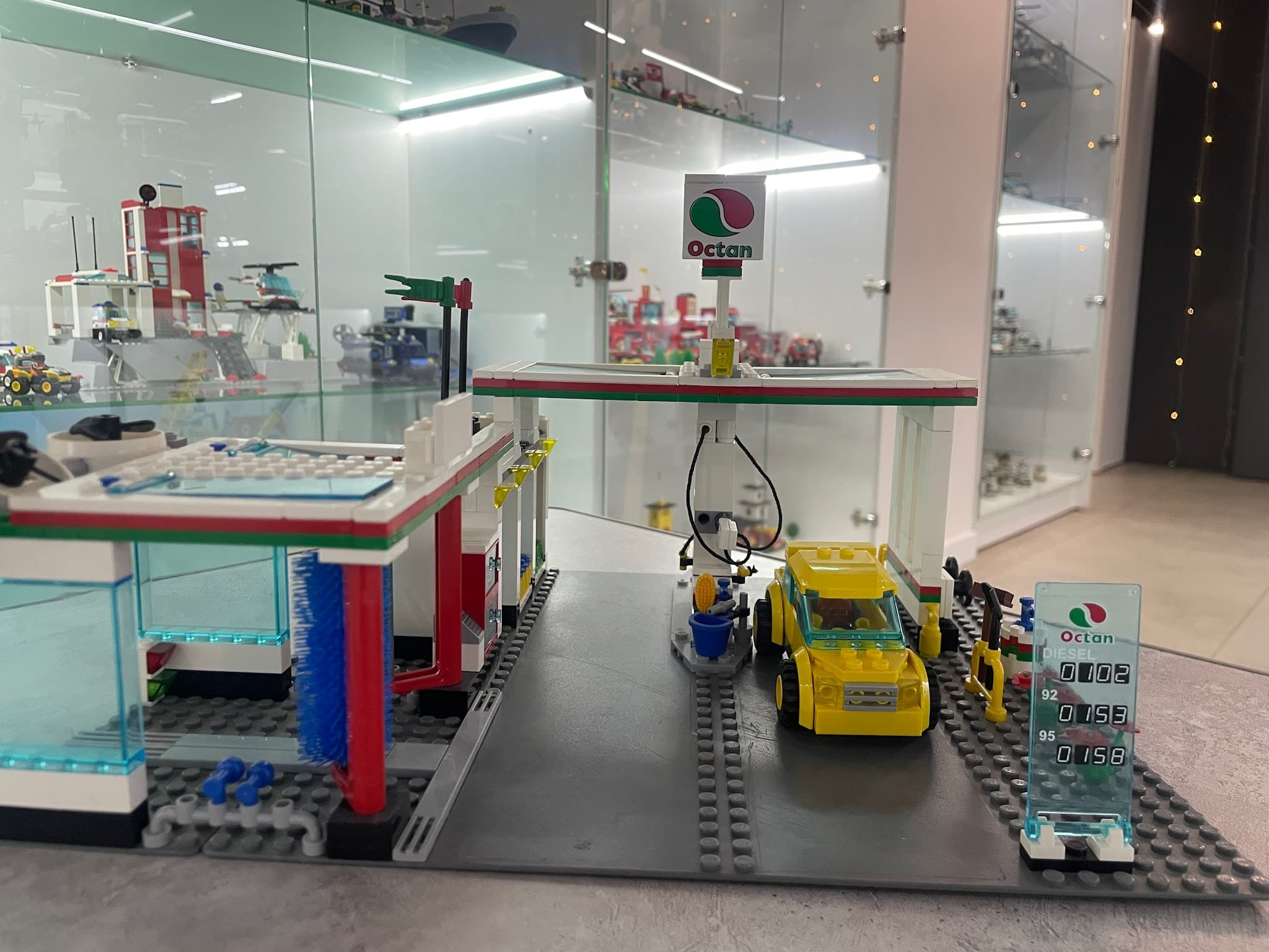 LEGO 7993 Service Station