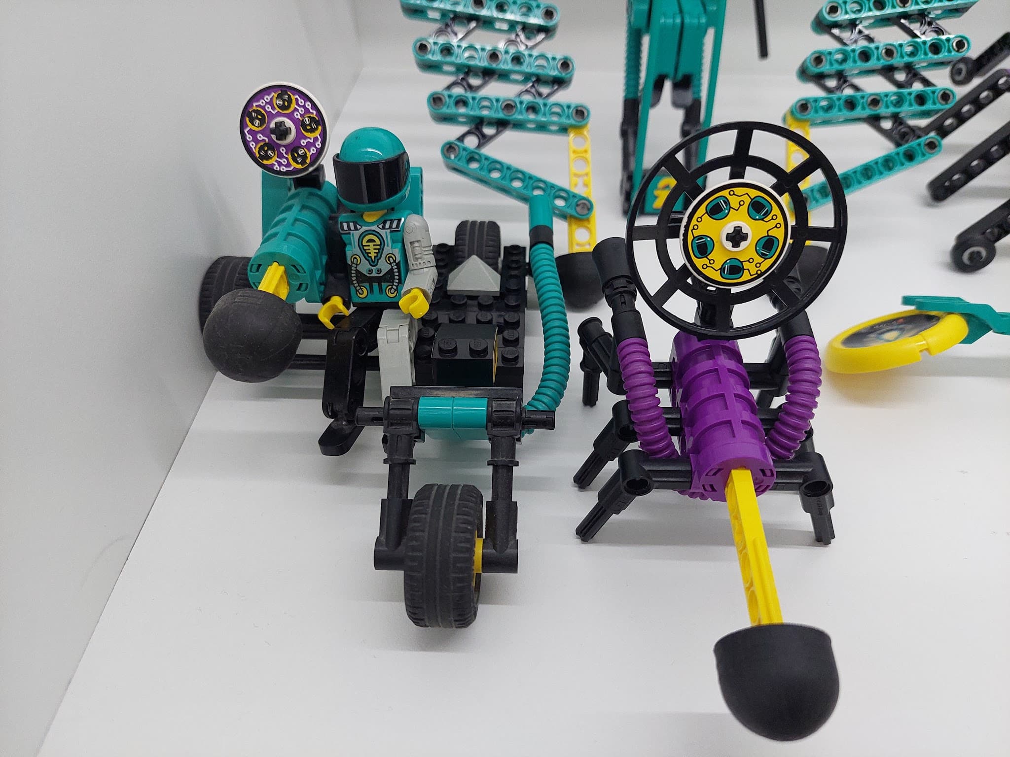 LEGO 8233 Blue Thunder vs. The Stinger