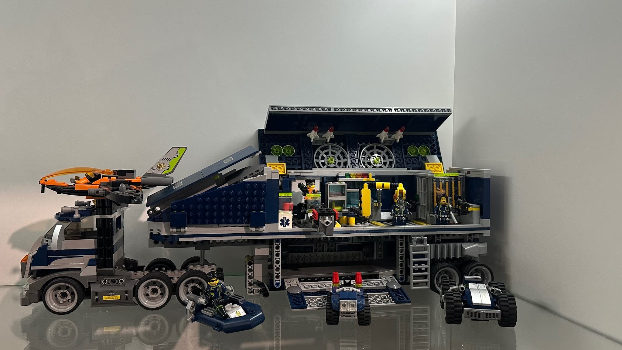 LEGO 8635 Mobile Command Centre