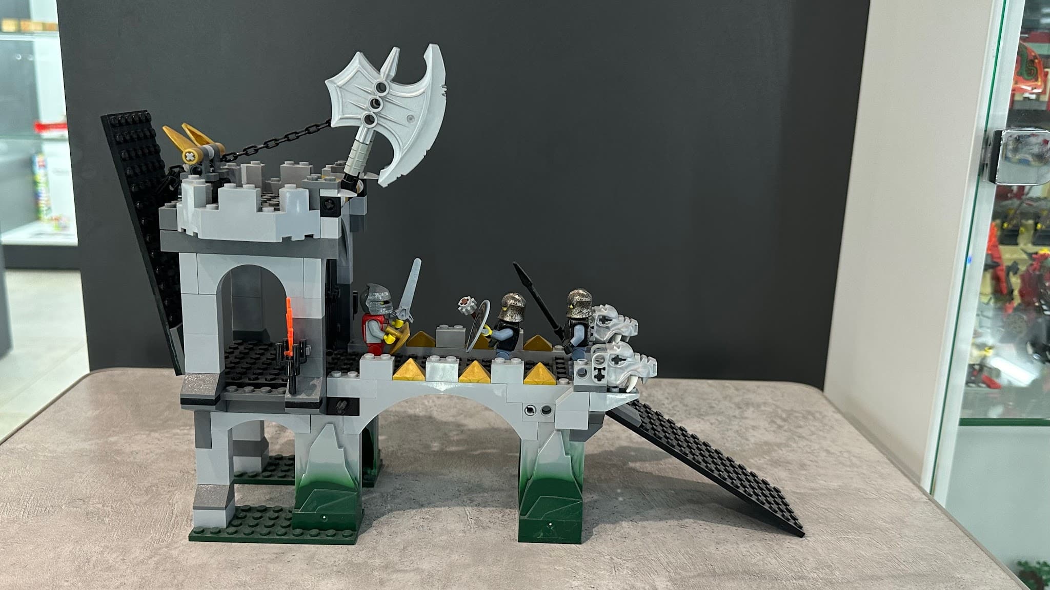 LEGO 8822 Gargoyle Bridge