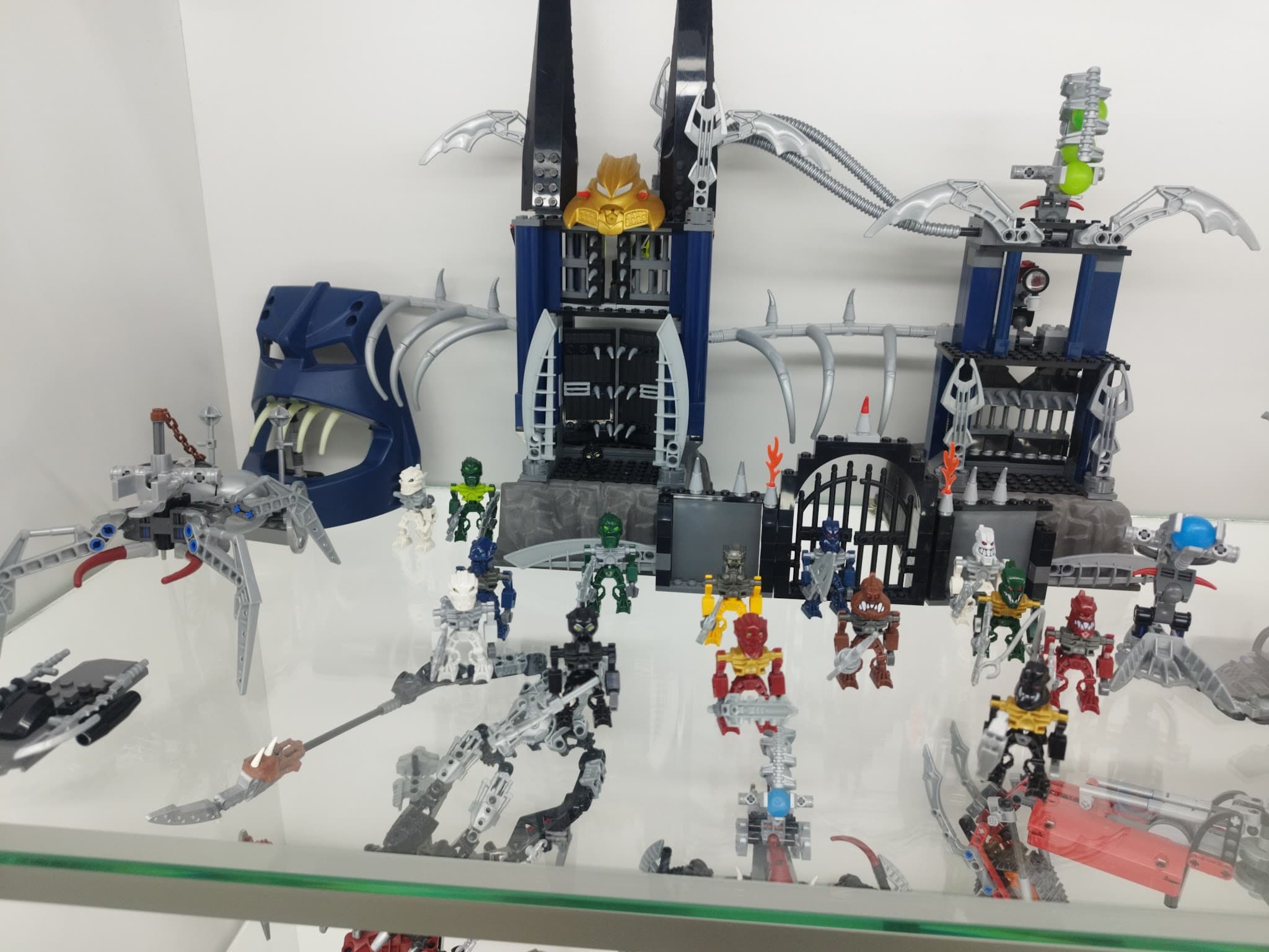 LEGO 8894 Piraka Stronghold