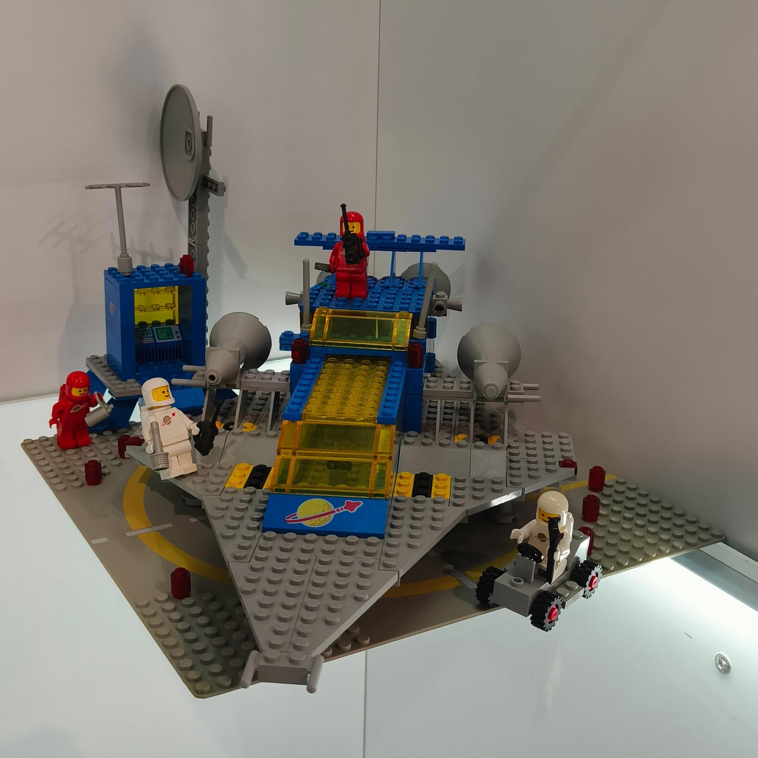 LEGO 928 Space Cruiser and Moonbase