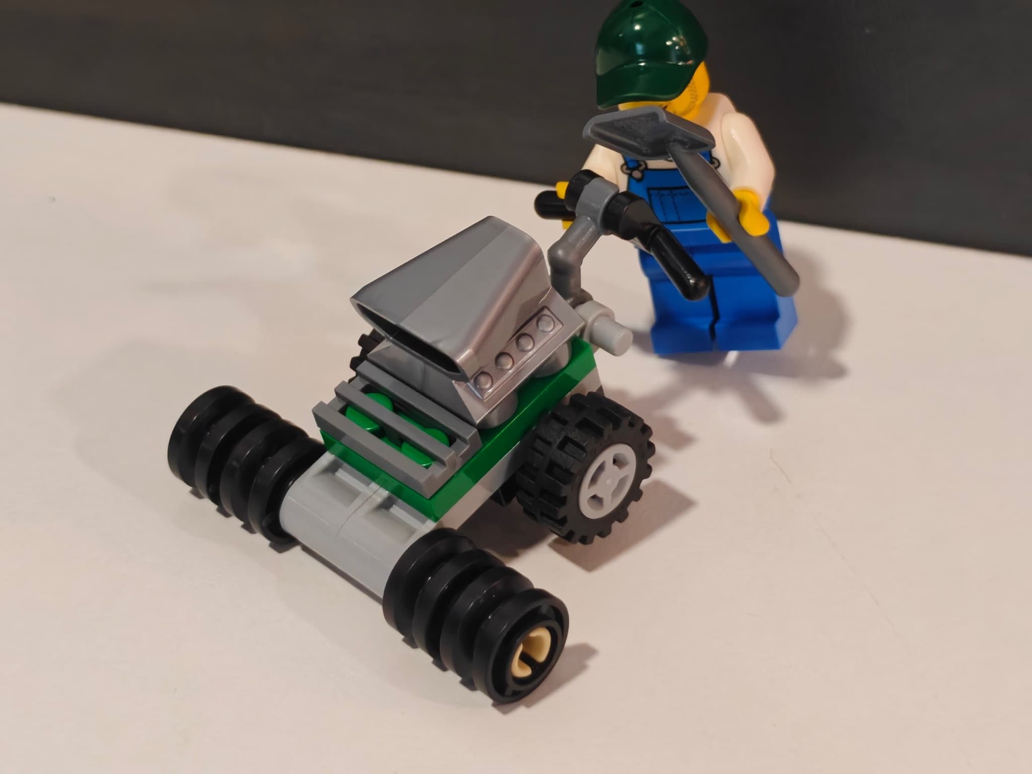 LEGO 952404 Farmer with lawn mower